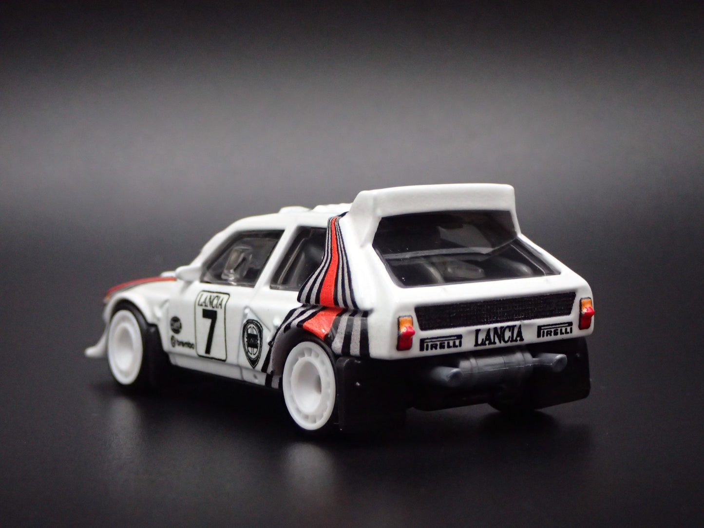 1987-1994 LANCIA DELTA S4 RACE CAR WHITE 1:64 SCALE DIORAMA DIECAST MODEL CAR