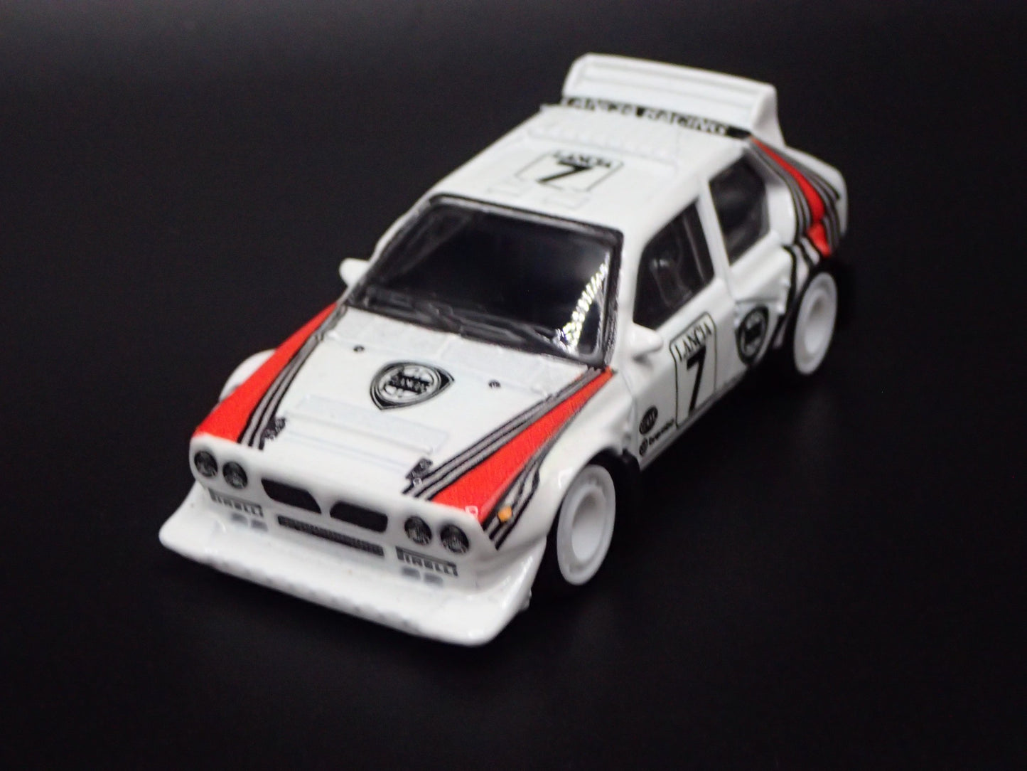 1987-1994 LANCIA DELTA S4 RACE CAR WHITE 1:64 SCALE DIORAMA DIECAST MODEL CAR