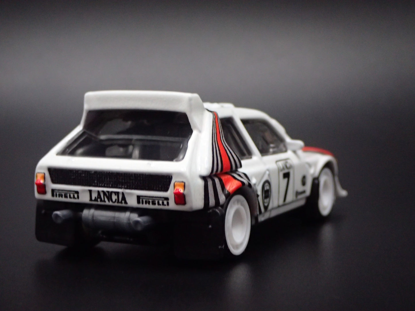 1987-1994 LANCIA DELTA S4 RACE CAR WHITE 1:64 SCALE DIORAMA DIECAST MODEL CAR