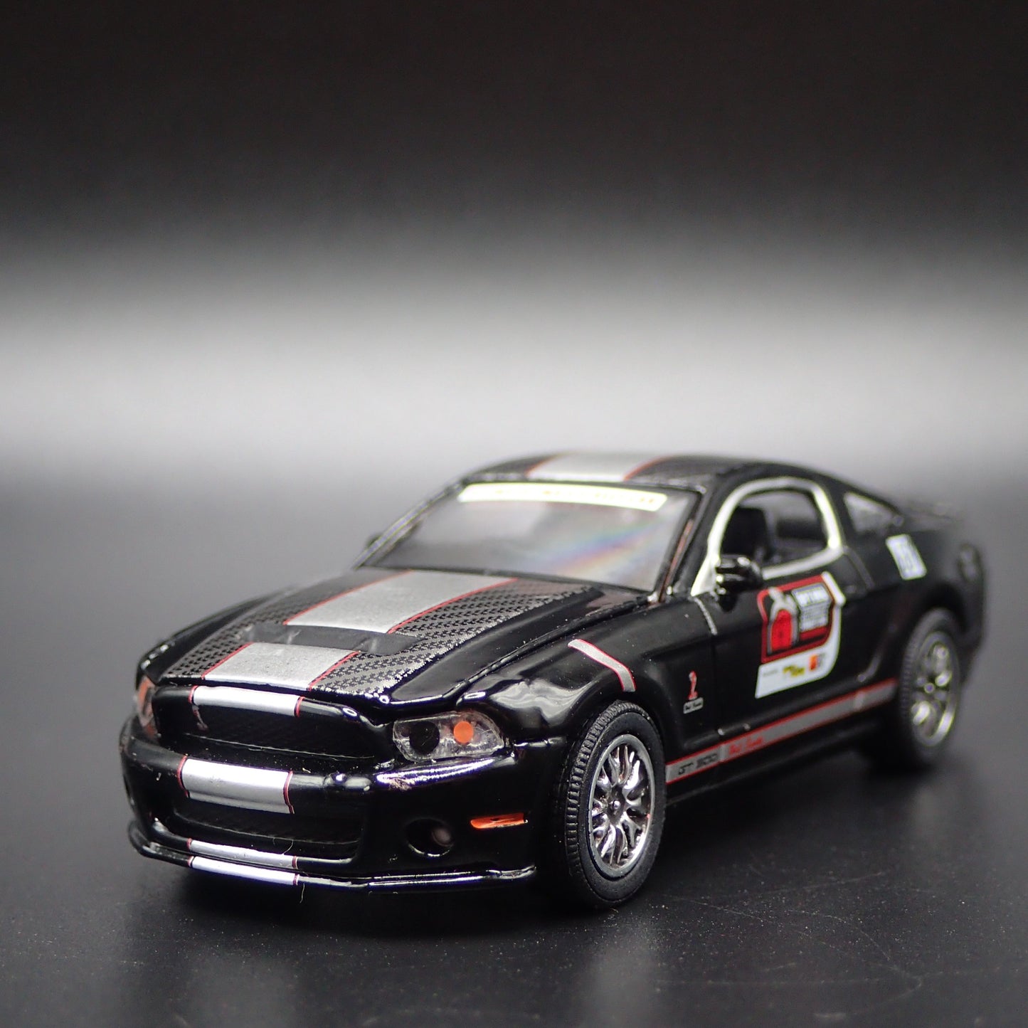 2010 10 FORD MUSTANG SHELBY GT500 OPTIMA 1:64 SCALE DIORAMA DIECAST MODEL CAR