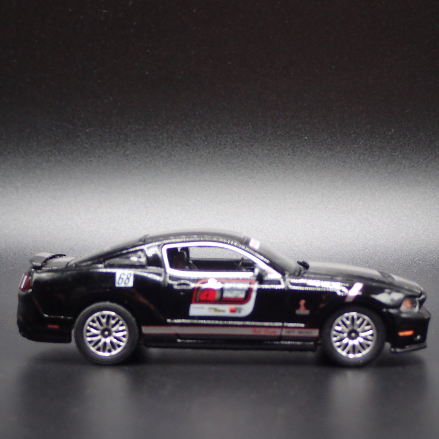 2010 10 FORD MUSTANG SHELBY GT500 OPTIMA 1:64 SCALE DIORAMA DIECAST MODEL CAR