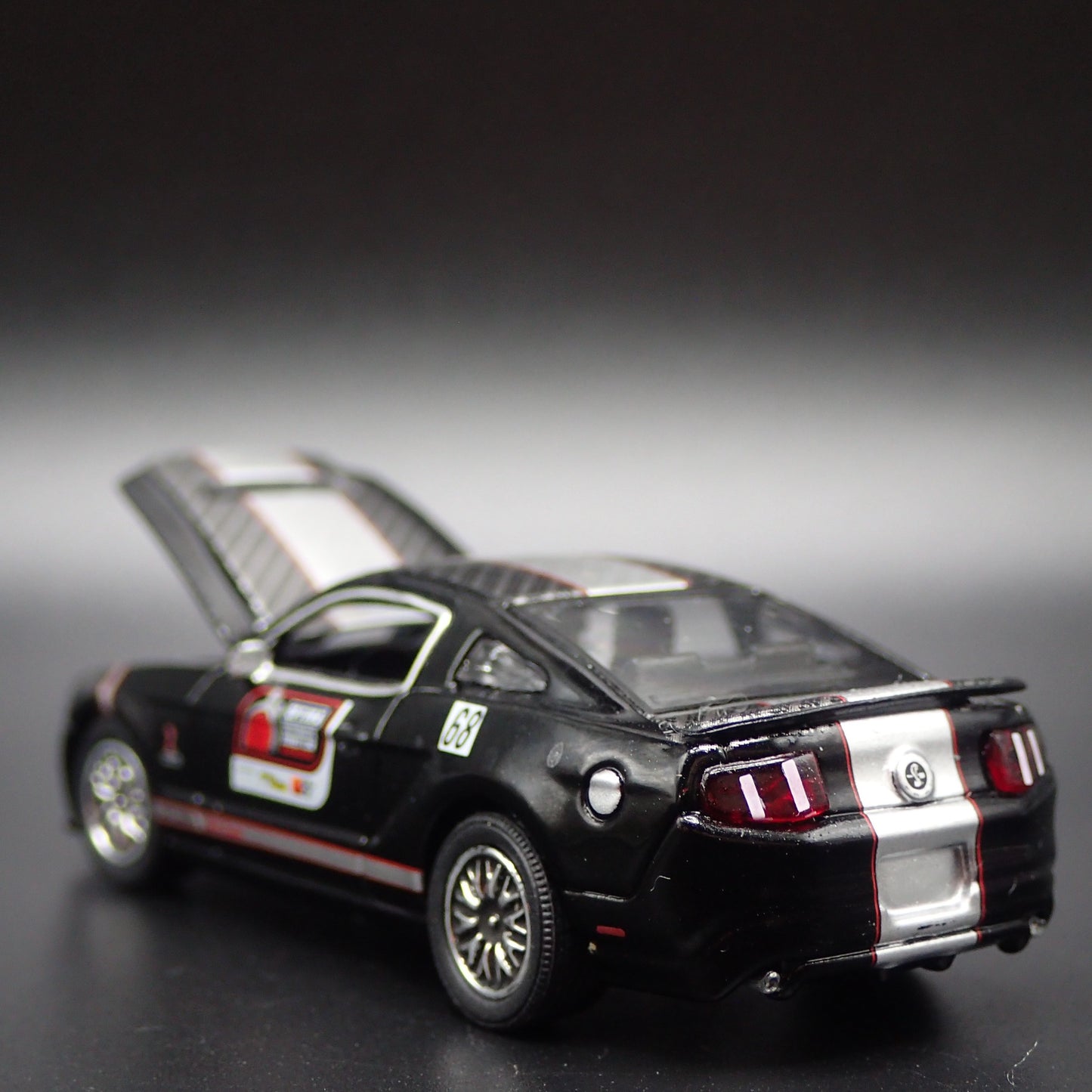 2010 10 FORD MUSTANG SHELBY GT500 OPTIMA 1:64 SCALE DIORAMA DIECAST MODEL CAR