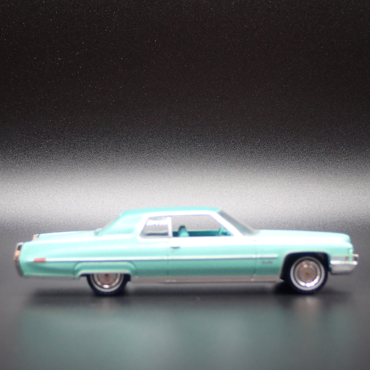 1971 71 CADILLAC CADDY COUPE DEVILLE 1:64 SCALE DIORAMA DIECAST MODEL CAR-Burning Rubber Toy Company
