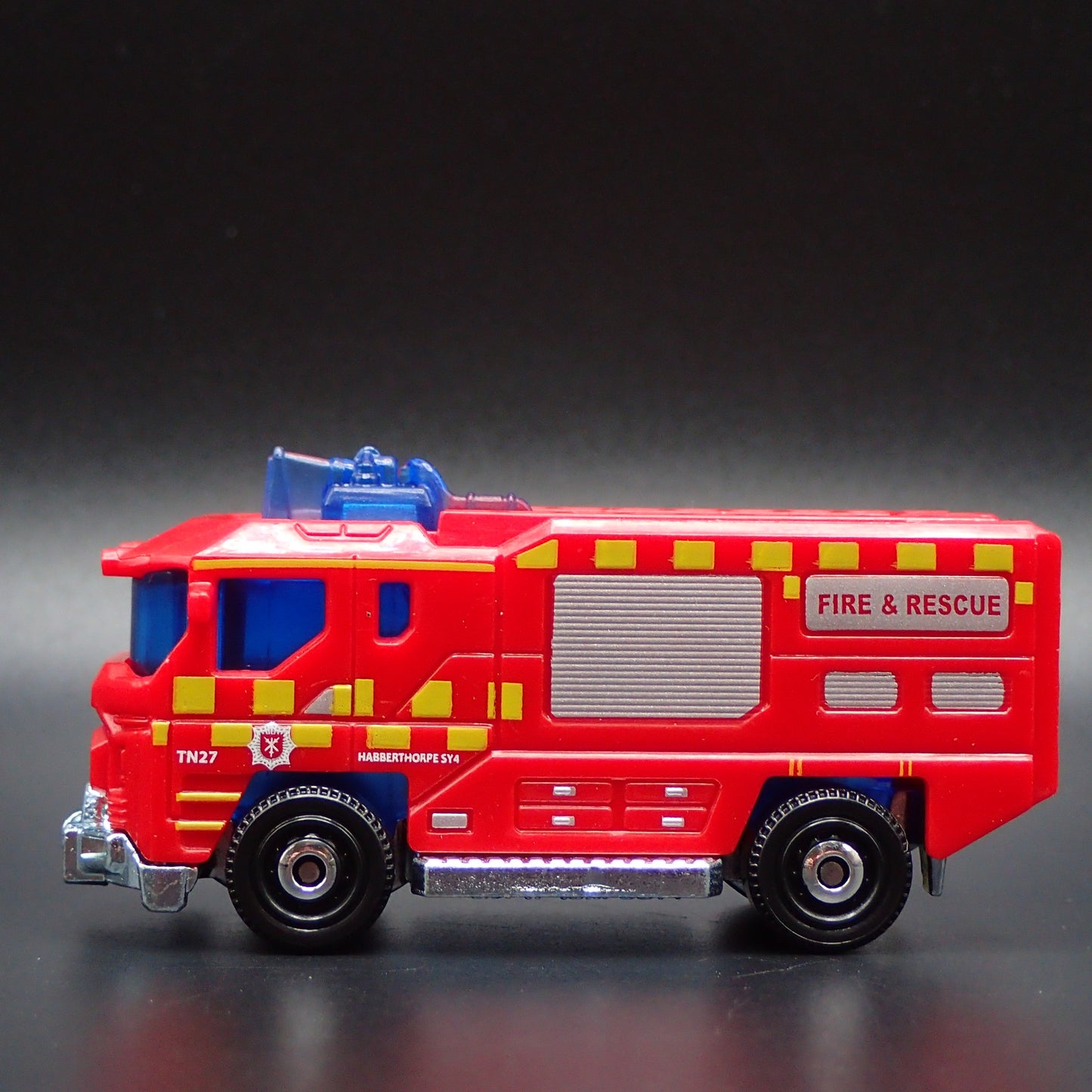 MODERN FIRE TRUCK RED 1:64 MB SCALE COLLECTIBLE DIORAMA DIECAST MODEL CAR