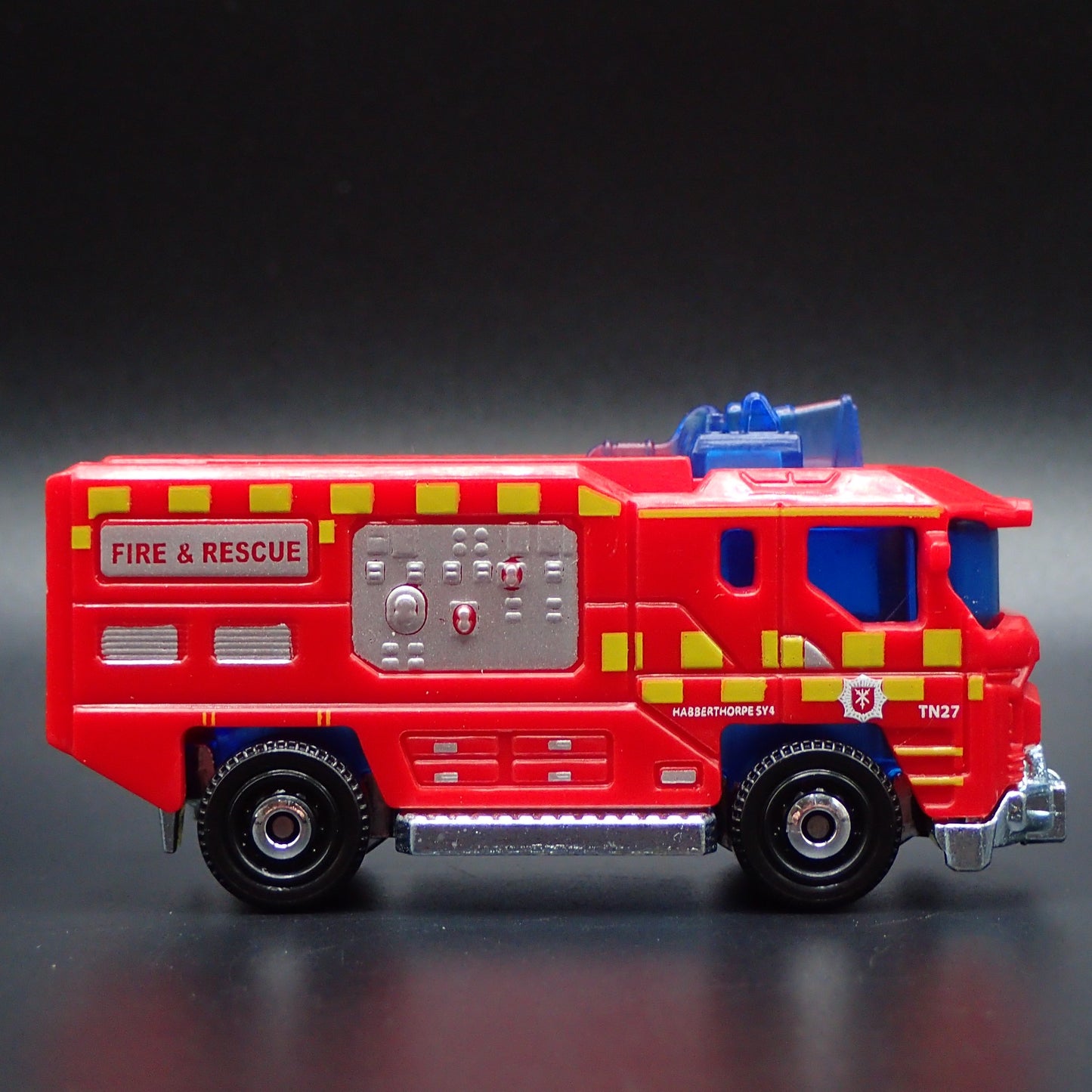 MODERN FIRE TRUCK RED 1:64 MB SCALE COLLECTIBLE DIORAMA DIECAST MODEL CAR
