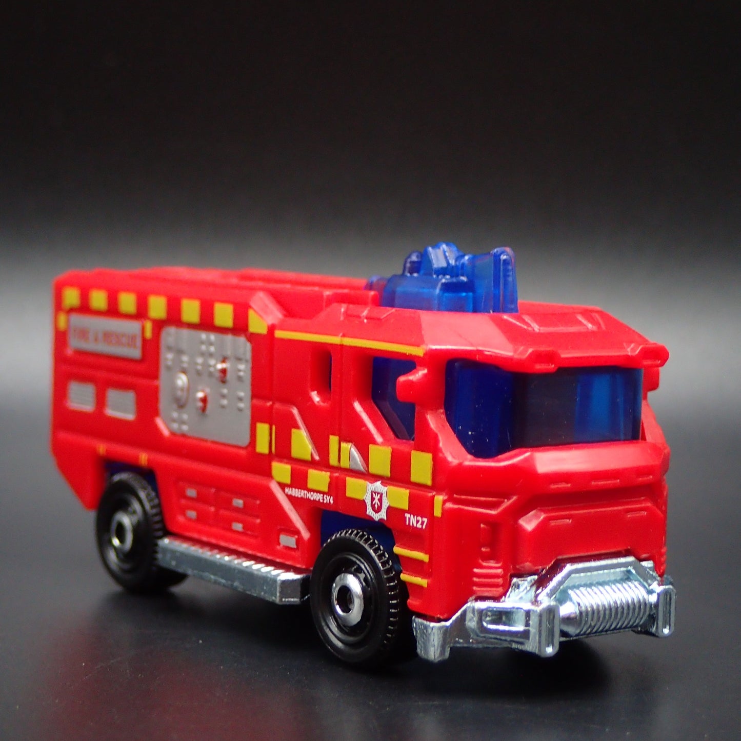 MODERN FIRE TRUCK RED 1:64 MB SCALE COLLECTIBLE DIORAMA DIECAST MODEL CAR