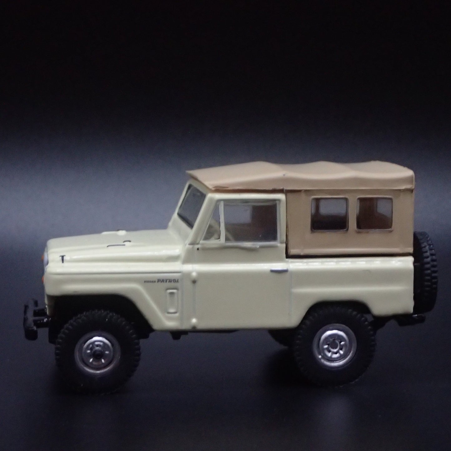 1960-1980 NISSAN PATROL SUV TRUCK TAN 1:64 SCALE COLLECTIBLE DIECAST MODEL CAR
