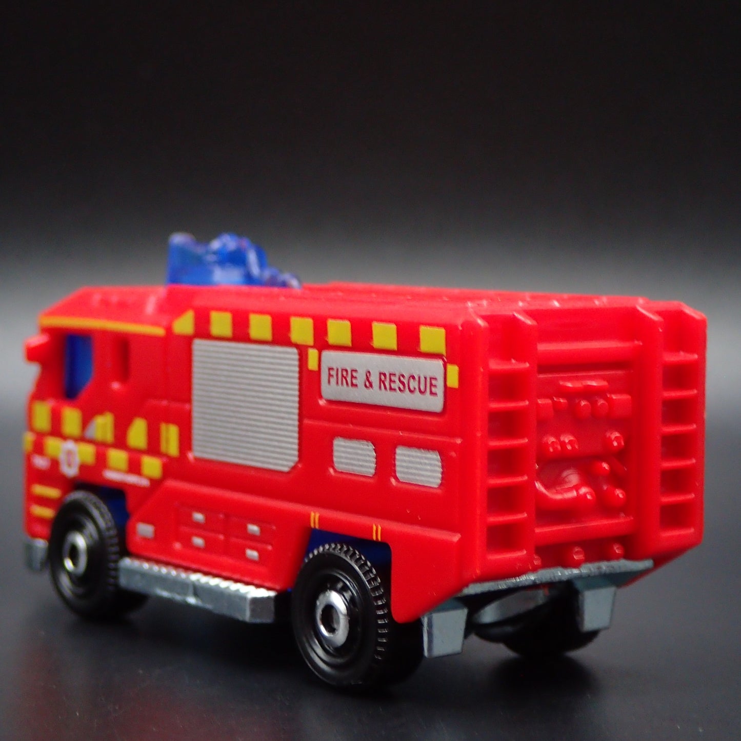 MODERN FIRE TRUCK RED 1:64 MB SCALE COLLECTIBLE DIORAMA DIECAST MODEL CAR