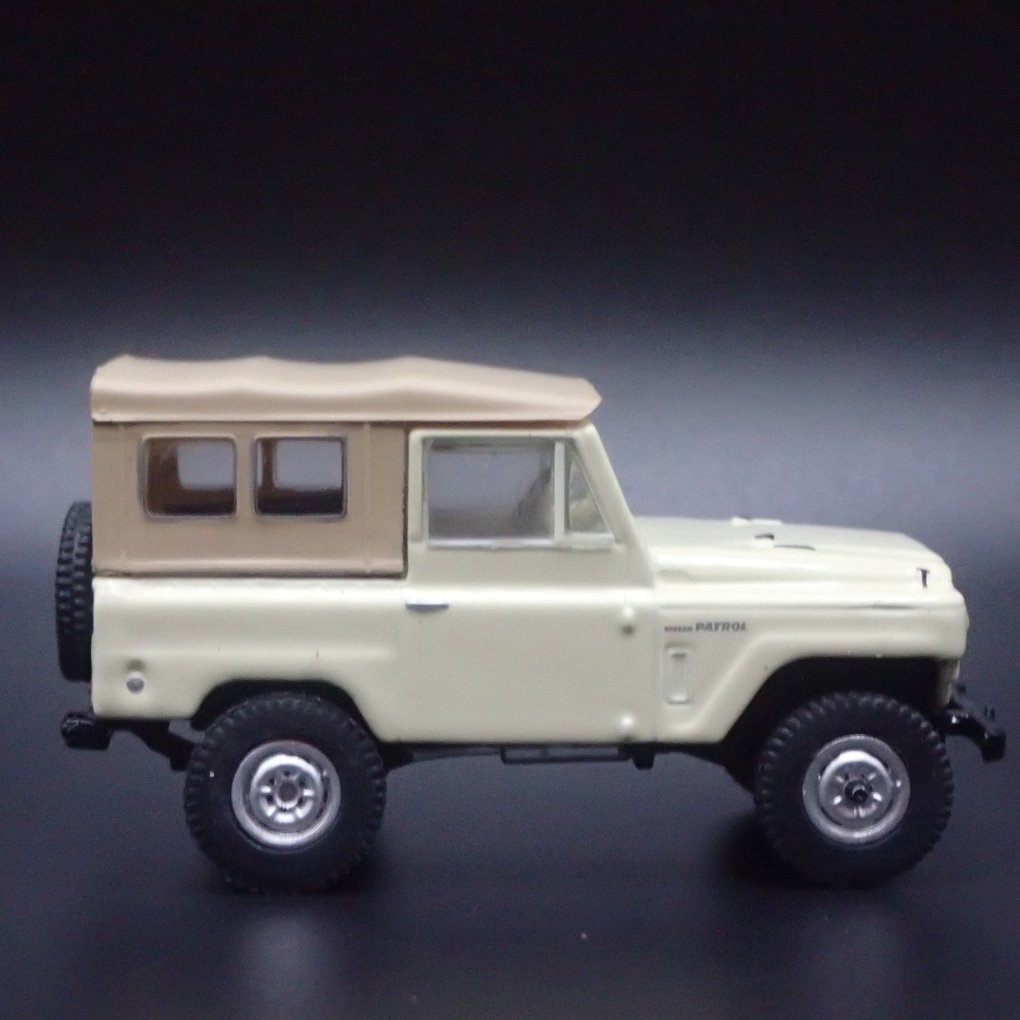 1960-1980 NISSAN PATROL SUV TRUCK TAN 1:64 SCALE COLLECTIBLE DIECAST MODEL CAR