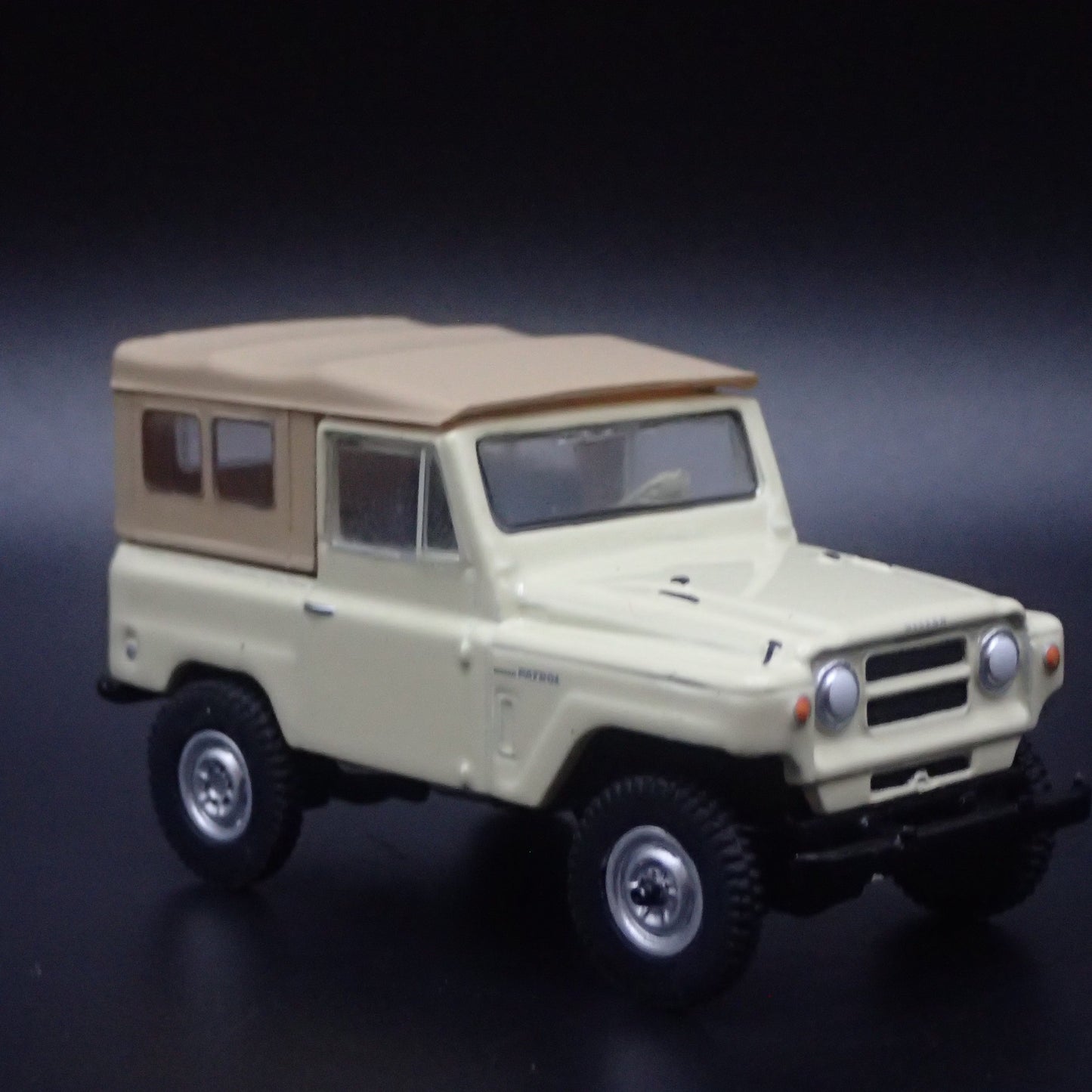 1960-1980 NISSAN PATROL SUV TRUCK TAN 1:64 SCALE COLLECTIBLE DIECAST MODEL CAR
