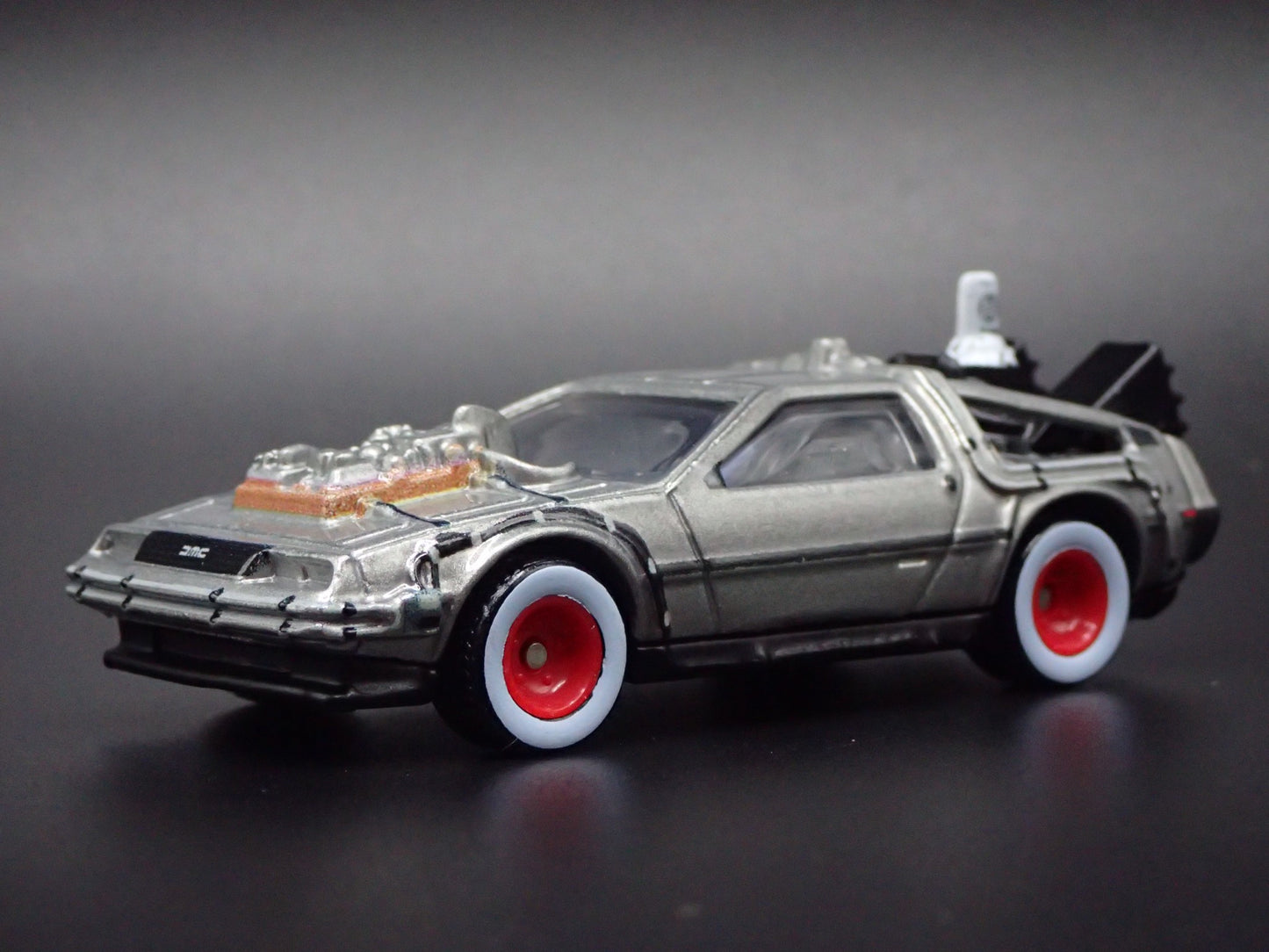 DeLorean BACK TO THE FUTURE III 3 TIME MACHINE RARE 1:64 SCALE DIECAST MODEL CAR