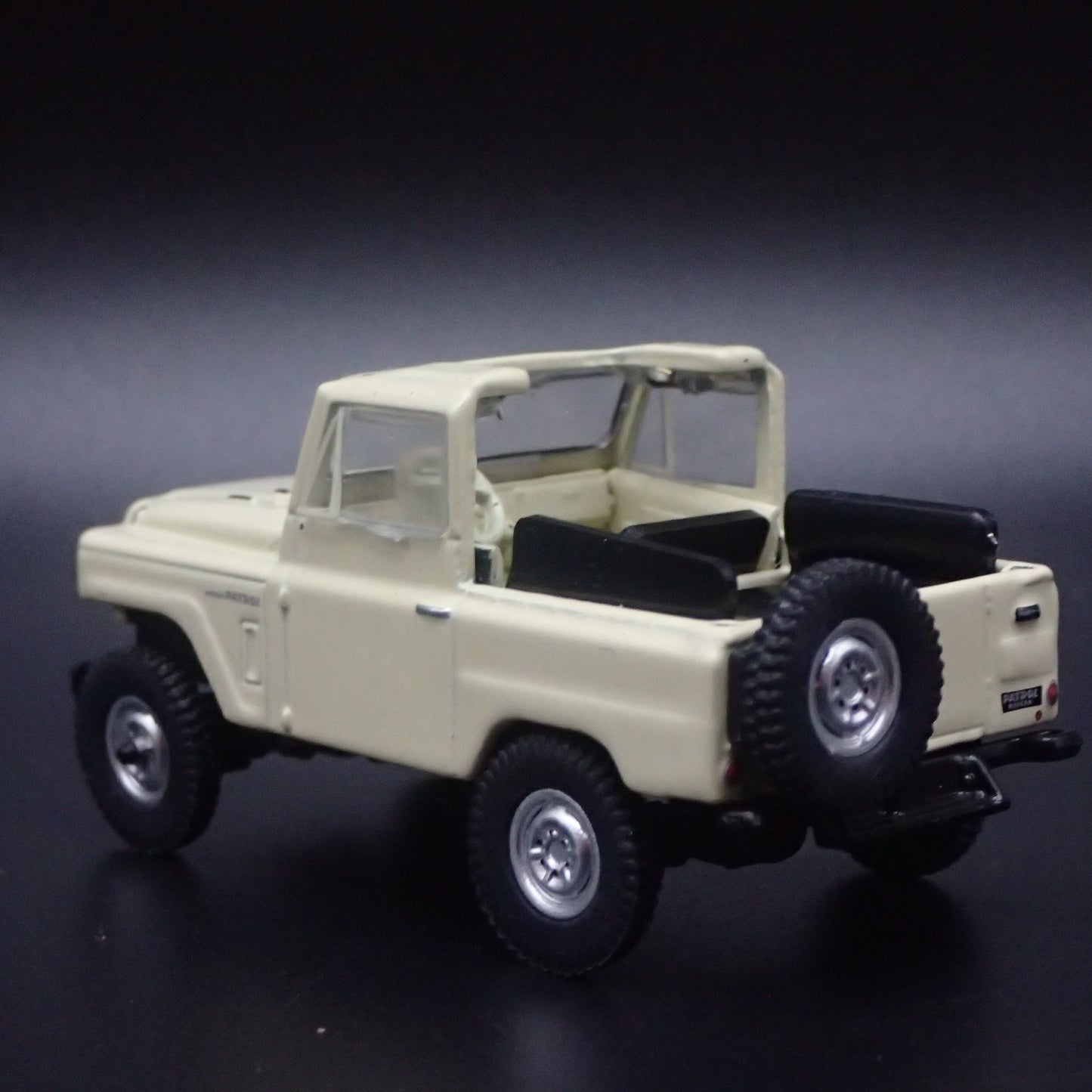 1960-1980 NISSAN PATROL SUV TRUCK TAN 1:64 SCALE COLLECTIBLE DIECAST MODEL CAR