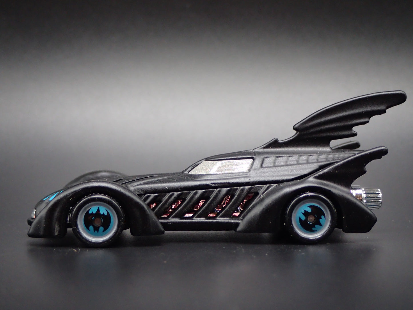 BATMAN FOREVER BATMOBILE BLACK 1:64 SCALE COLLECTIBLE DIORAMA DIECAST MODEL CAR