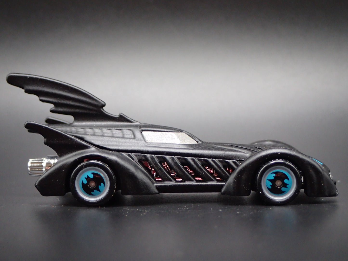 BATMAN FOREVER BATMOBILE BLACK 1:64 SCALE COLLECTIBLE DIORAMA DIECAST MODEL CAR