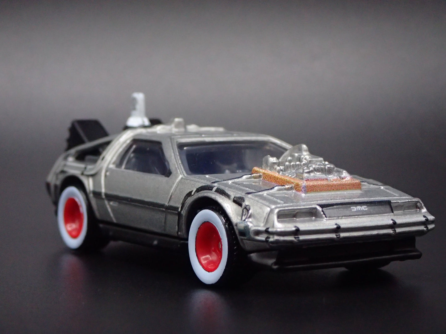 DeLorean BACK TO THE FUTURE III 3 TIME MACHINE RARE 1:64 SCALE DIECAST MODEL CAR