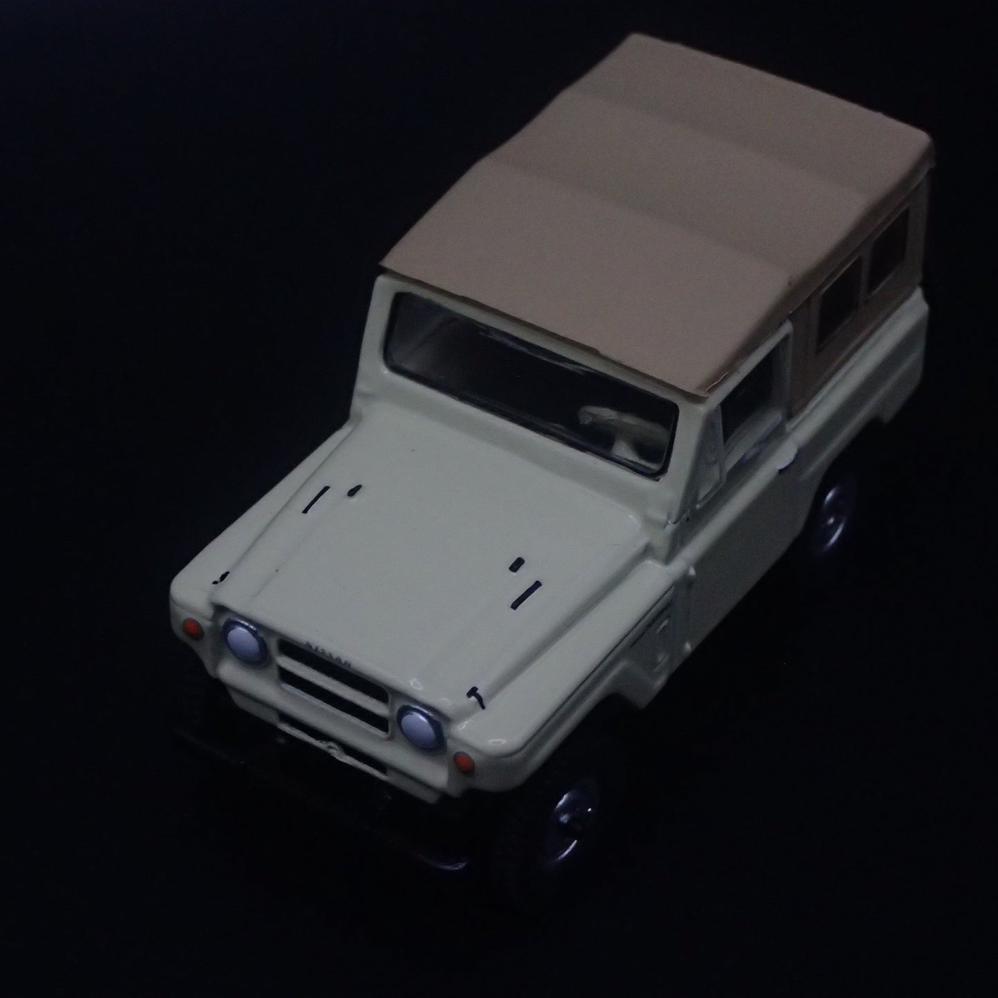 1960-1980 NISSAN PATROL SUV TRUCK TAN 1:64 SCALE COLLECTIBLE DIECAST MODEL CAR