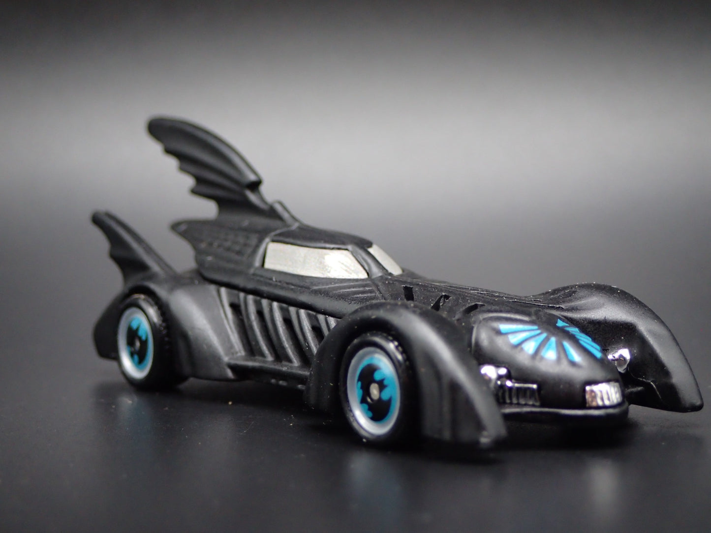BATMAN FOREVER BATMOBILE BLACK 1:64 SCALE COLLECTIBLE DIORAMA DIECAST MODEL CAR