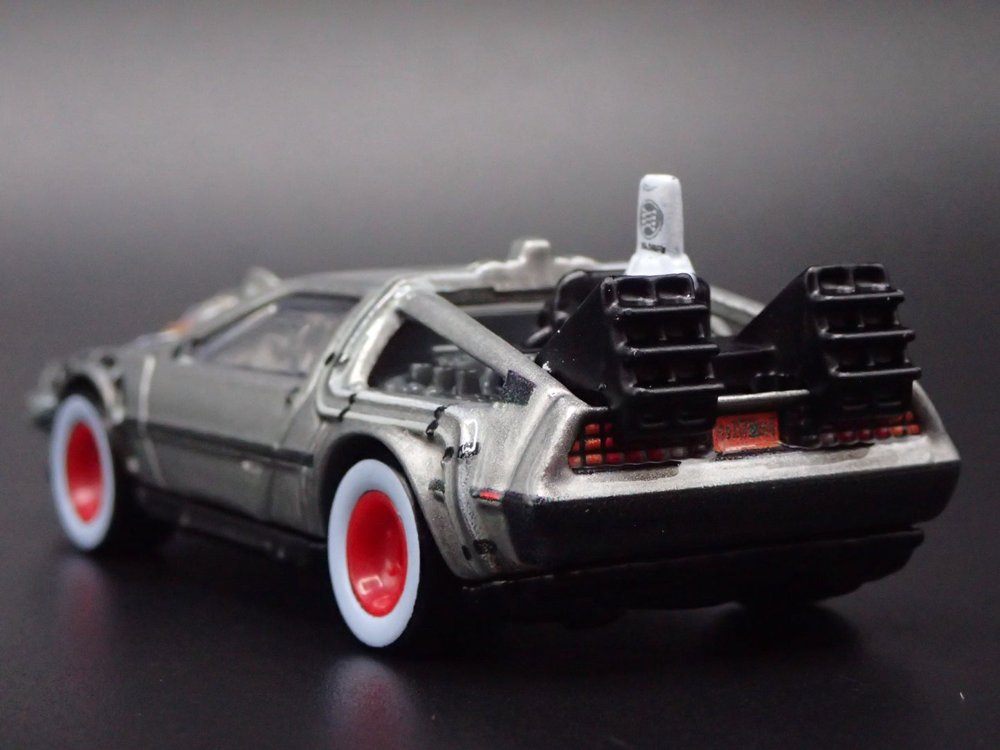 DeLorean BACK TO THE FUTURE III 3 TIME MACHINE RARE 1:64 SCALE DIECAST MODEL CAR