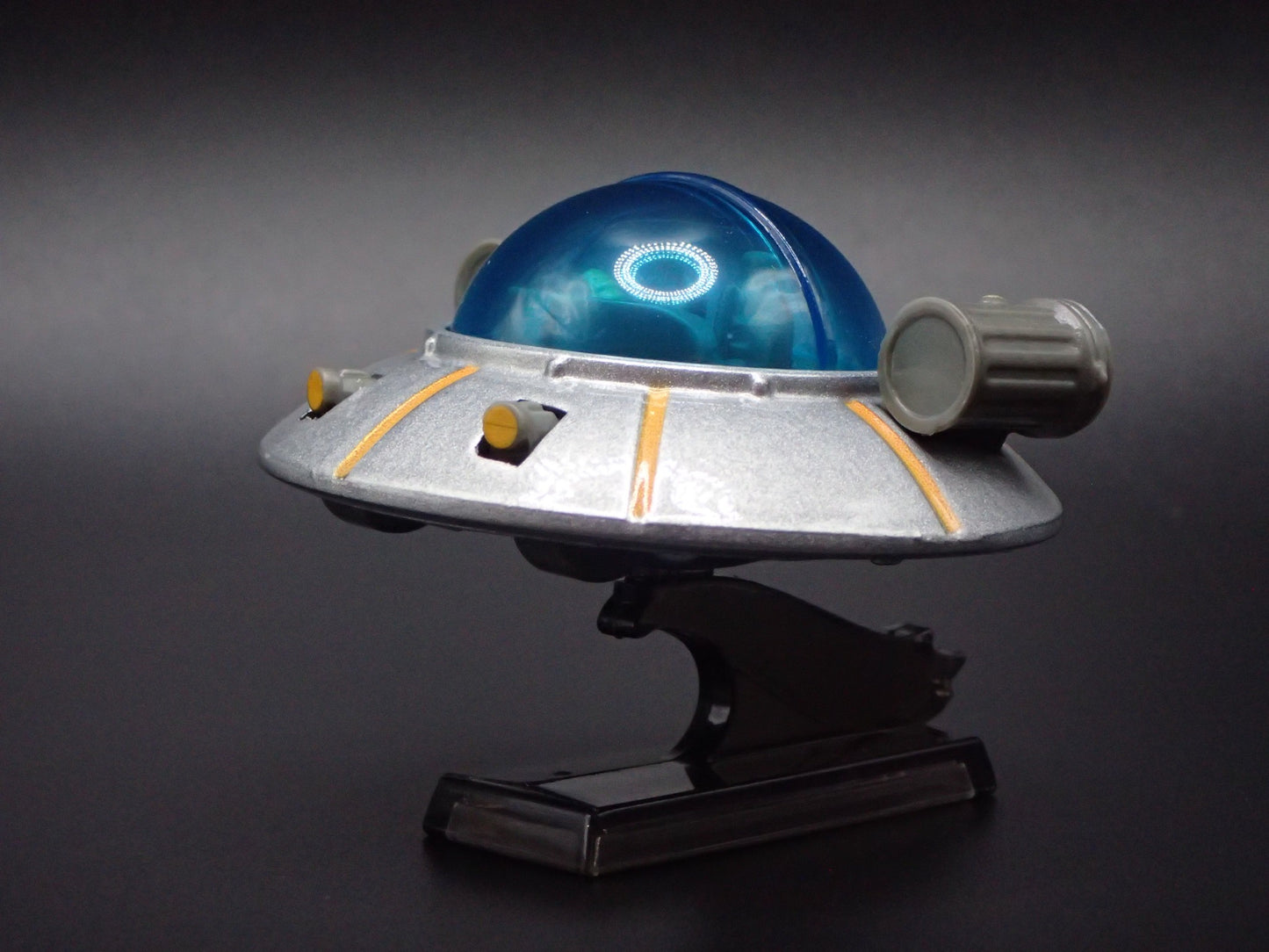 RICK AND MORTYS SPACE SHIP 1:64 SCALE COLLECTIBLE DIORAMA DIECAST MODEL CAR