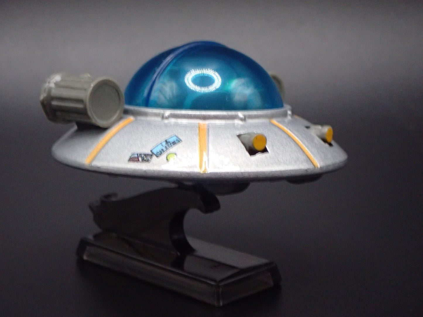 RICK AND MORTYS SPACE SHIP 1:64 SCALE COLLECTIBLE DIORAMA DIECAST MODEL CAR