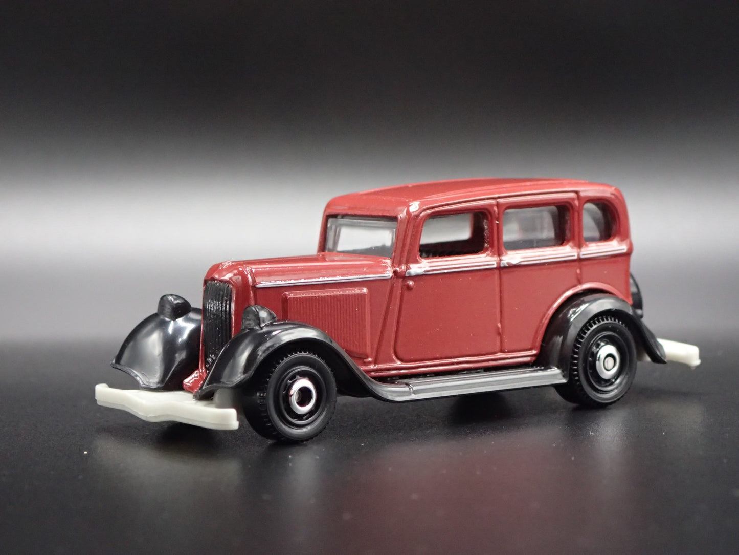 1933 33 PLYMOUTH SEDAN 4 FOUR DOOR BURGUNDY 1/64 SCALE DIORAMA DIECAST MODEL CAR
