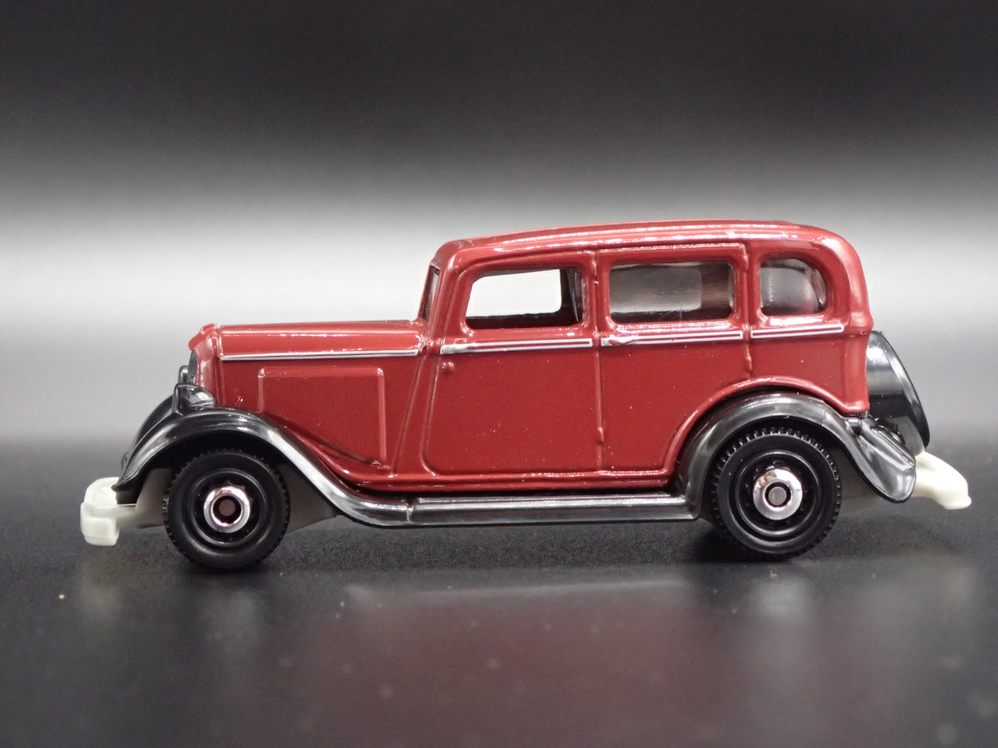 1933 33 PLYMOUTH SEDAN 4 FOUR DOOR BURGUNDY 1/64 SCALE DIORAMA DIECAST MODEL CAR