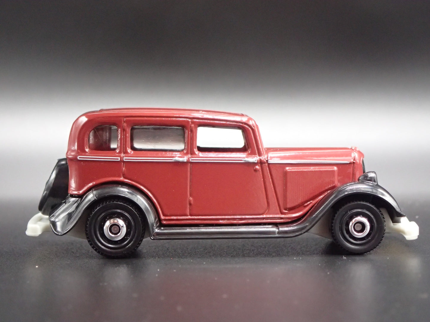 1933 33 PLYMOUTH SEDAN 4 FOUR DOOR BURGUNDY 1/64 SCALE DIORAMA DIECAST MODEL CAR