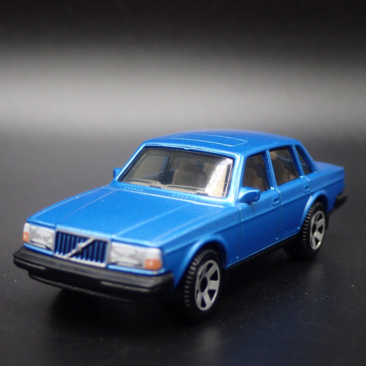 VOLVO 240 4 FOUR DOOR BLUE 1:64 SCALE COLLECTIBLE DIORAMA DIECAST MODEL CAR