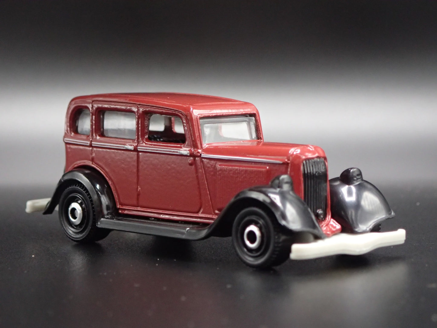 1933 33 PLYMOUTH SEDAN 4 FOUR DOOR BURGUNDY 1/64 SCALE DIORAMA DIECAST MODEL CAR