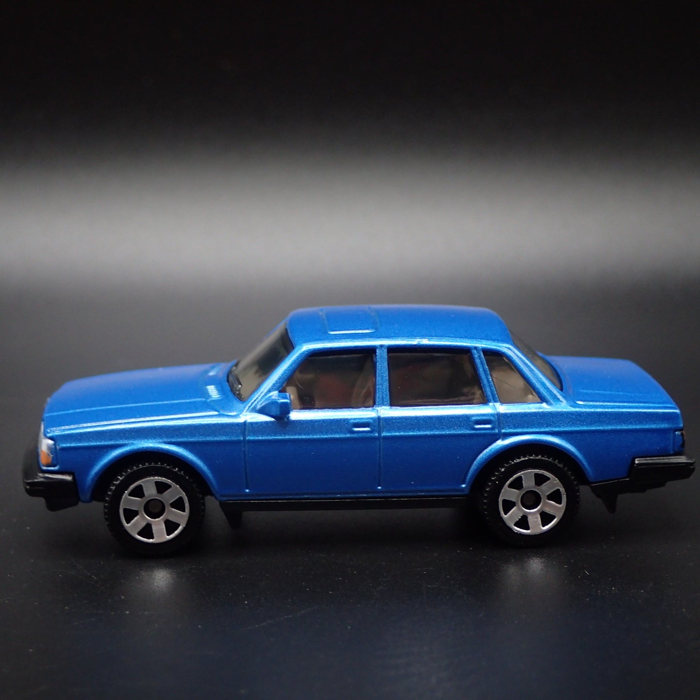 VOLVO 240 4 FOUR DOOR BLUE 1:64 SCALE COLLECTIBLE DIORAMA DIECAST MODEL CAR