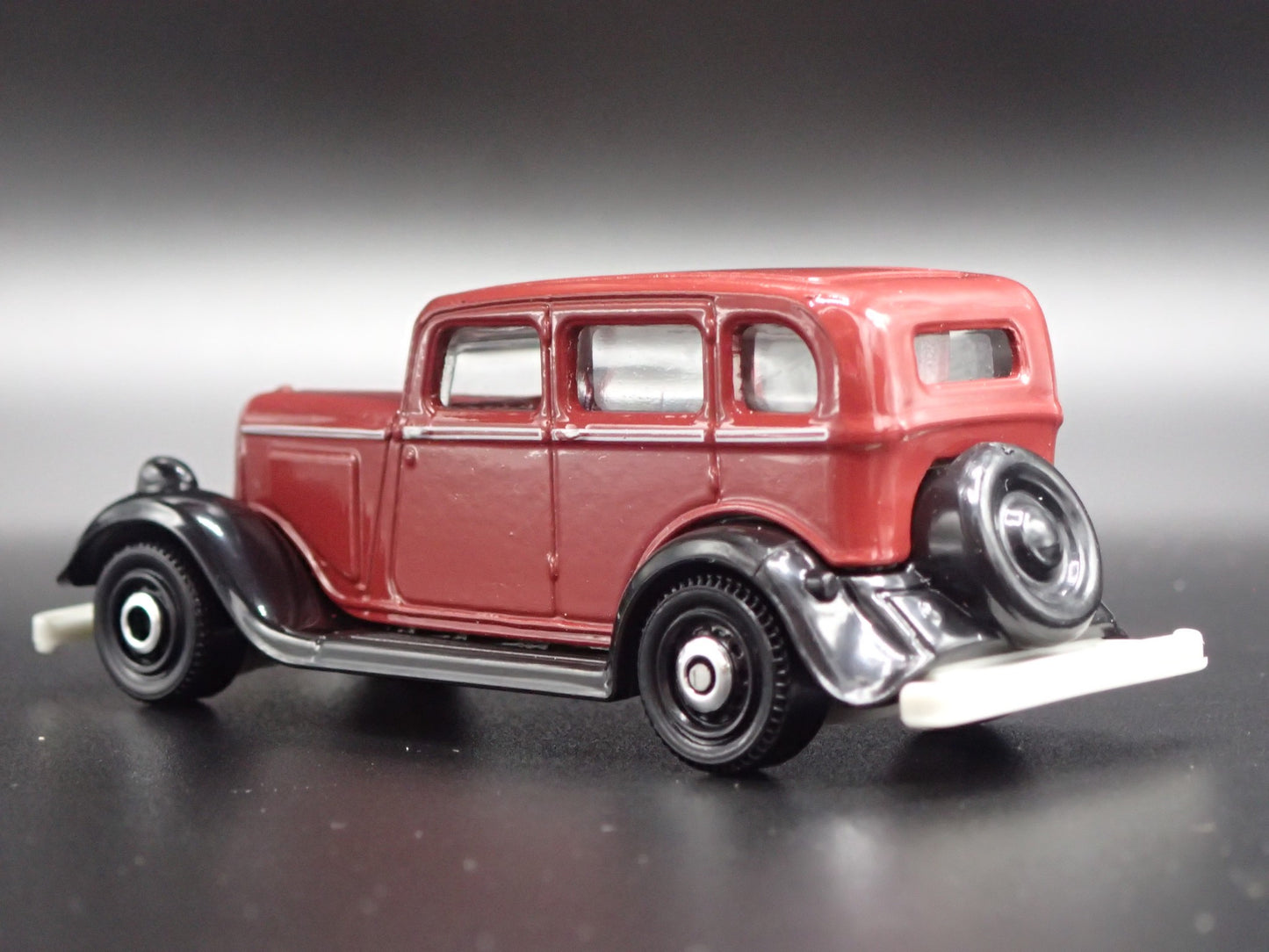 1933 33 PLYMOUTH SEDAN 4 FOUR DOOR BURGUNDY 1/64 SCALE DIORAMA DIECAST MODEL CAR