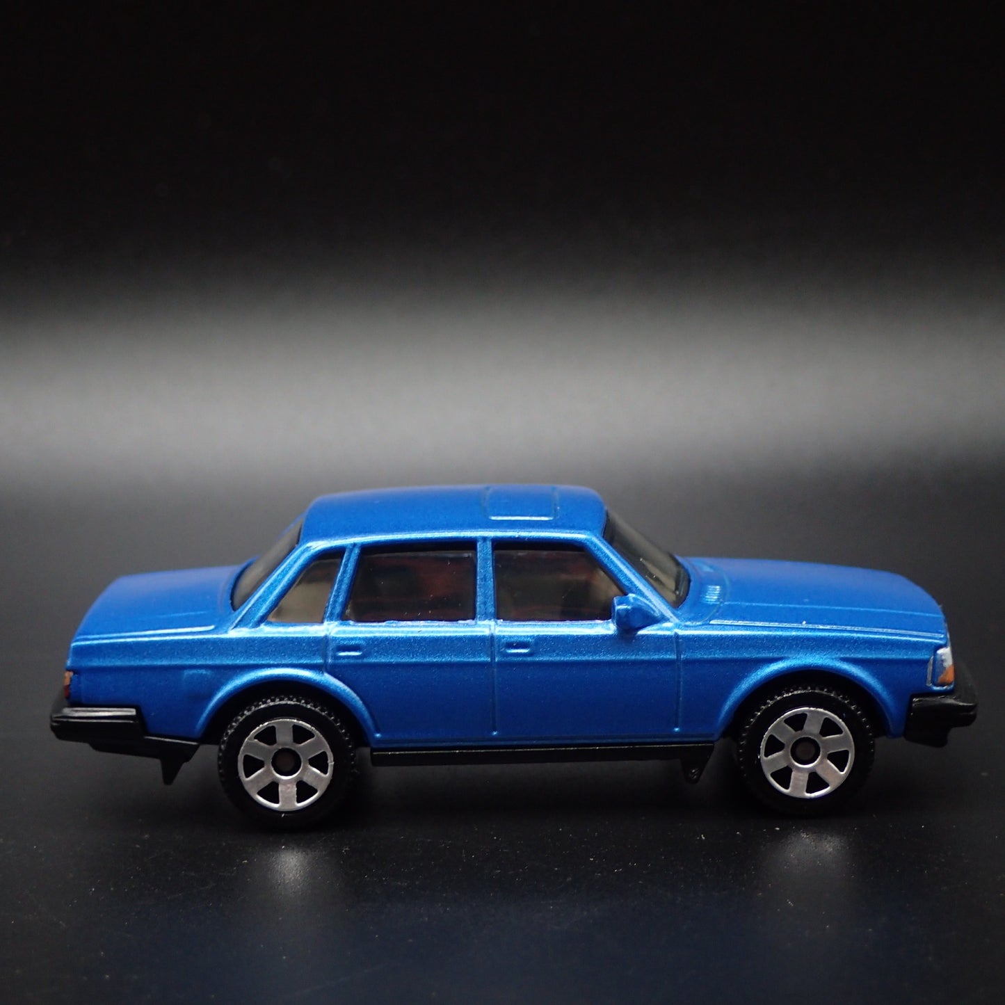 VOLVO 240 4 FOUR DOOR BLUE 1:64 SCALE COLLECTIBLE DIORAMA DIECAST MODEL CAR