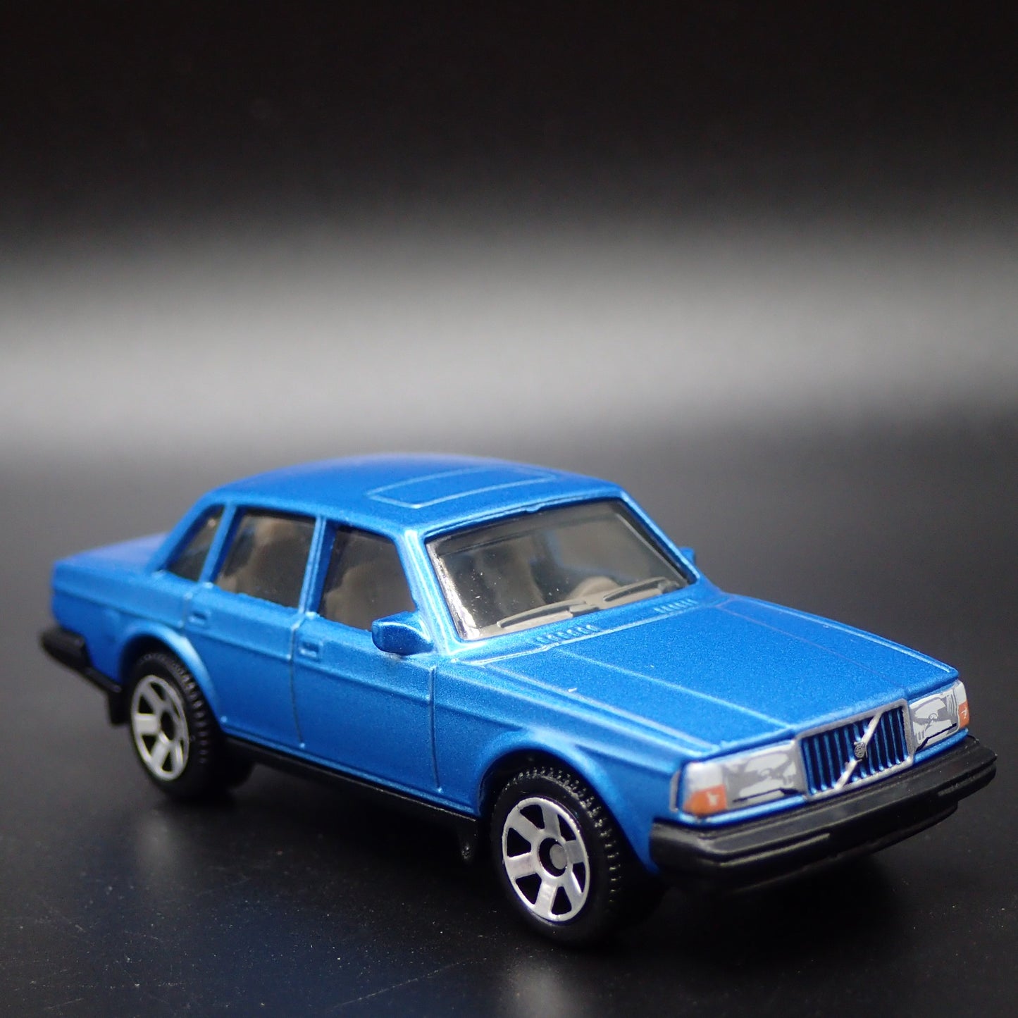 VOLVO 240 4 FOUR DOOR BLUE 1:64 SCALE COLLECTIBLE DIORAMA DIECAST MODEL CAR