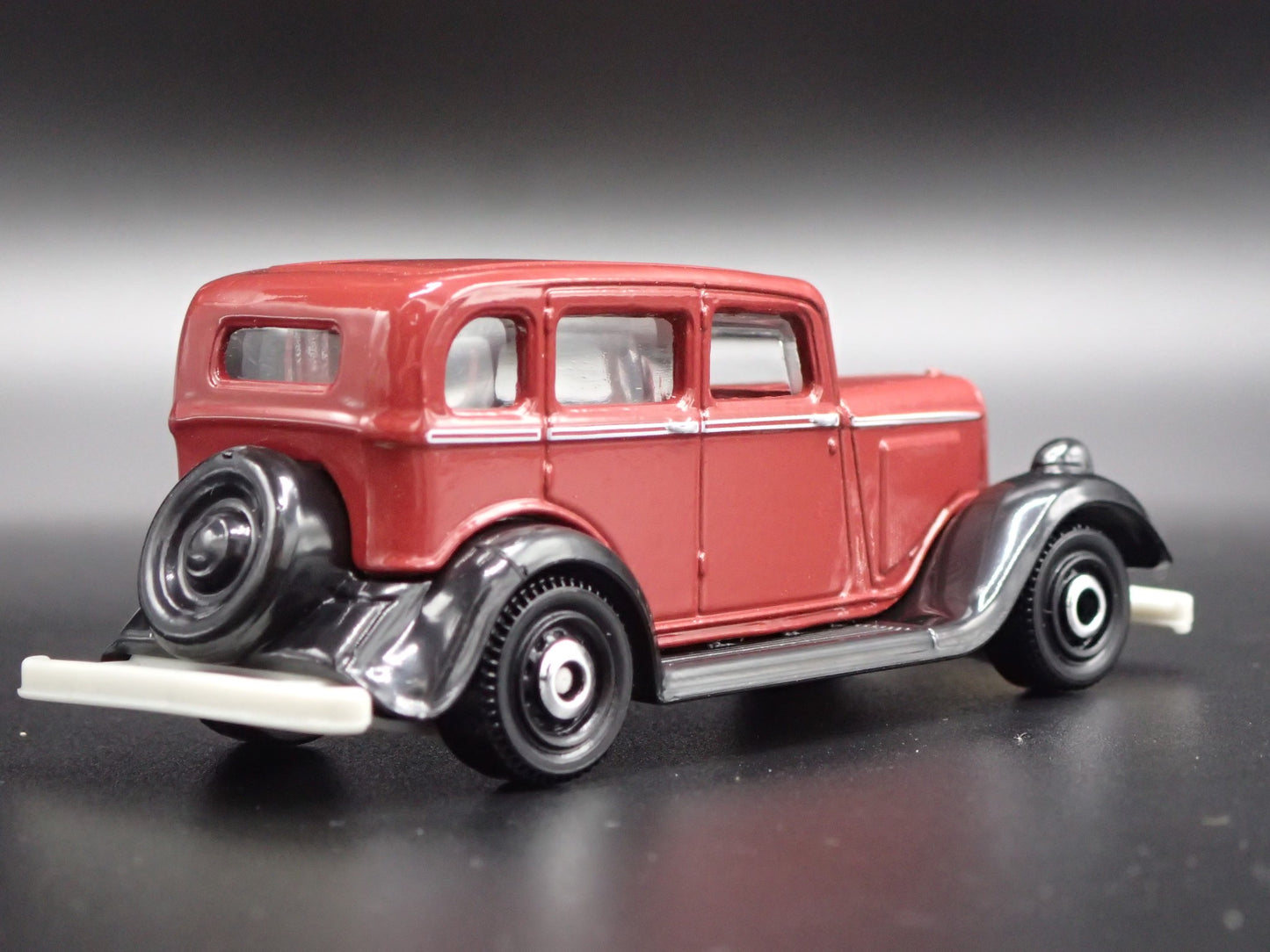 1933 33 PLYMOUTH SEDAN 4 FOUR DOOR BURGUNDY 1/64 SCALE DIORAMA DIECAST MODEL CAR