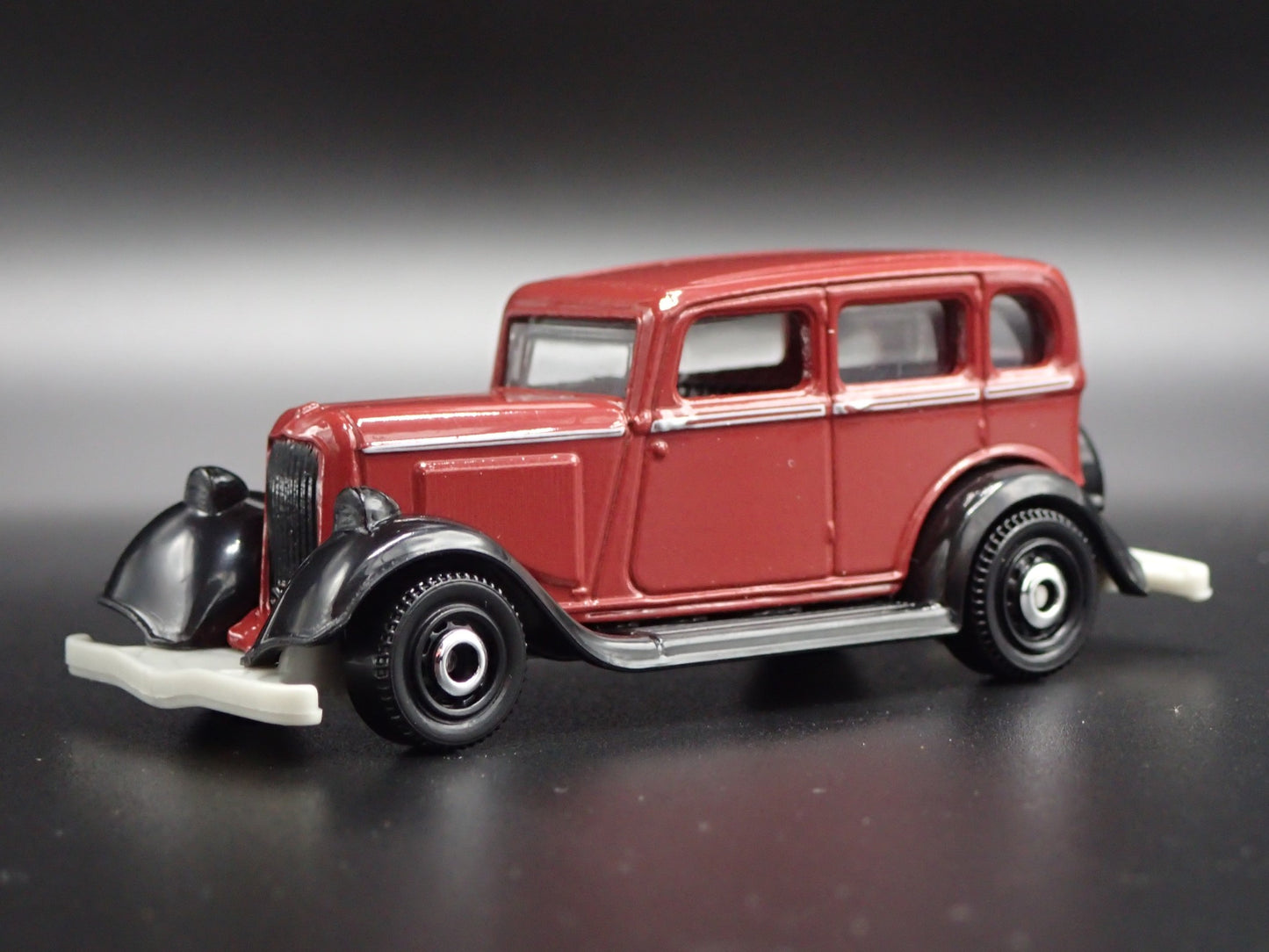 1933 33 PLYMOUTH SEDAN 4 FOUR DOOR BURGUNDY 1/64 SCALE DIORAMA DIECAST MODEL CAR