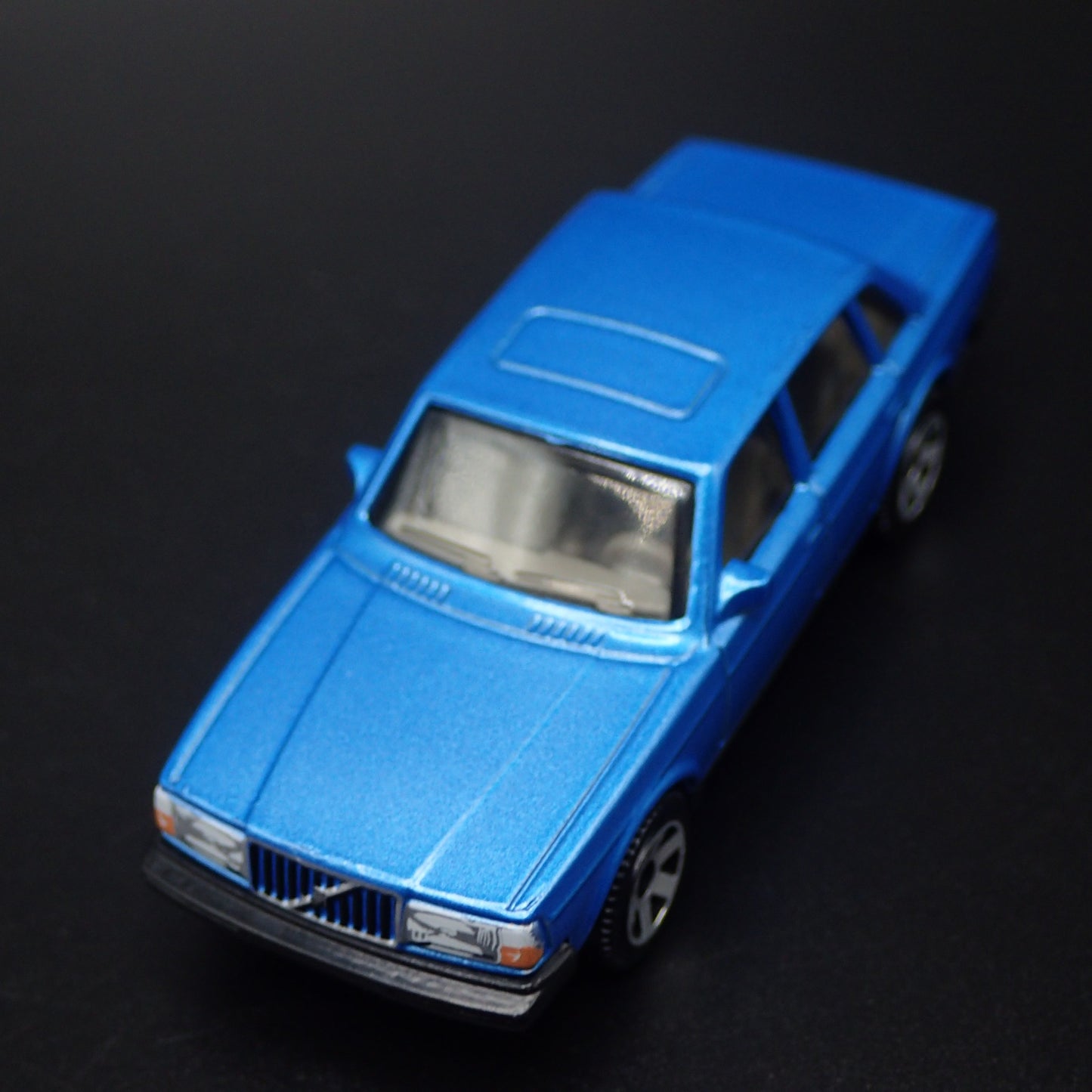 VOLVO 240 4 FOUR DOOR BLUE 1:64 SCALE COLLECTIBLE DIORAMA DIECAST MODEL CAR