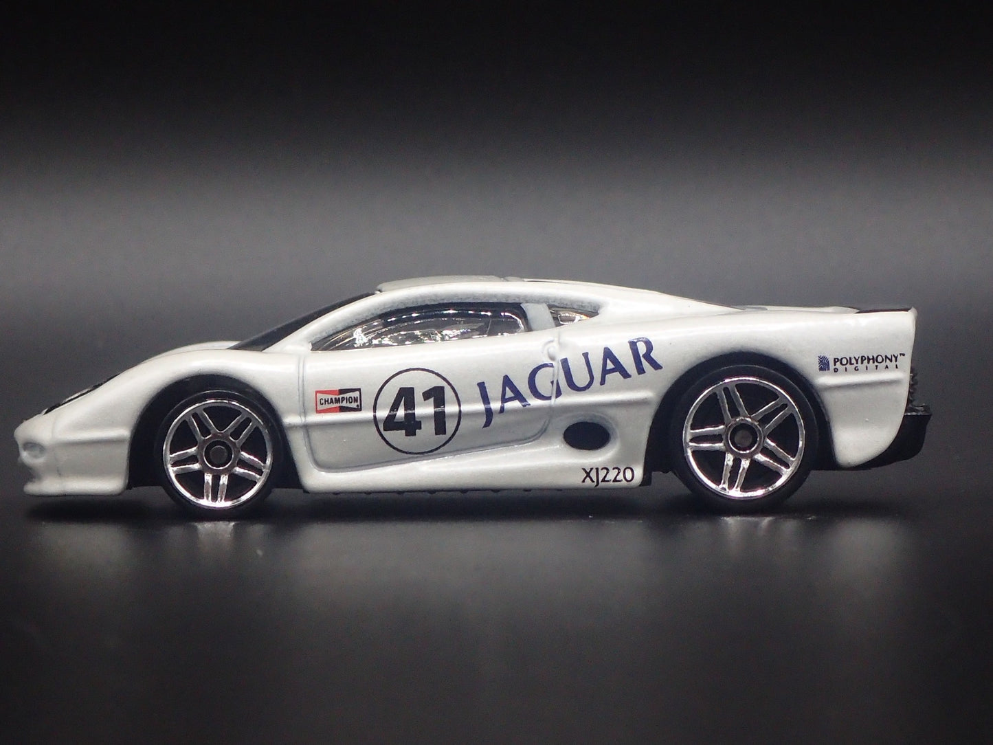 1992-1994 JAGUAR XJ220 GRAN TURISMO WHITE 1/64 SCALE DIORAMA DIECAST MODEL CAR