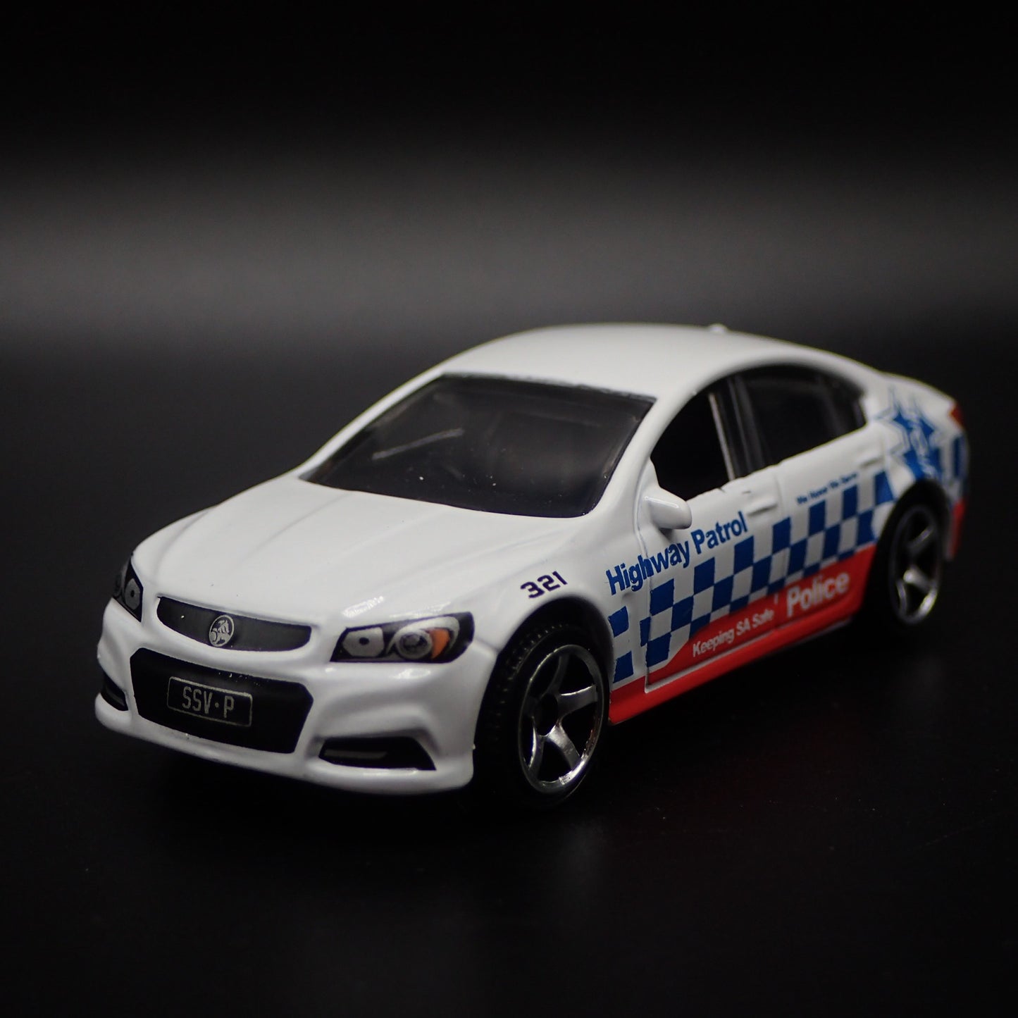 HOLDEN VF COMMODORE SSV HIGHWAY PATROL POLICE 1:64 SCALE DIECAST MODEL CAR