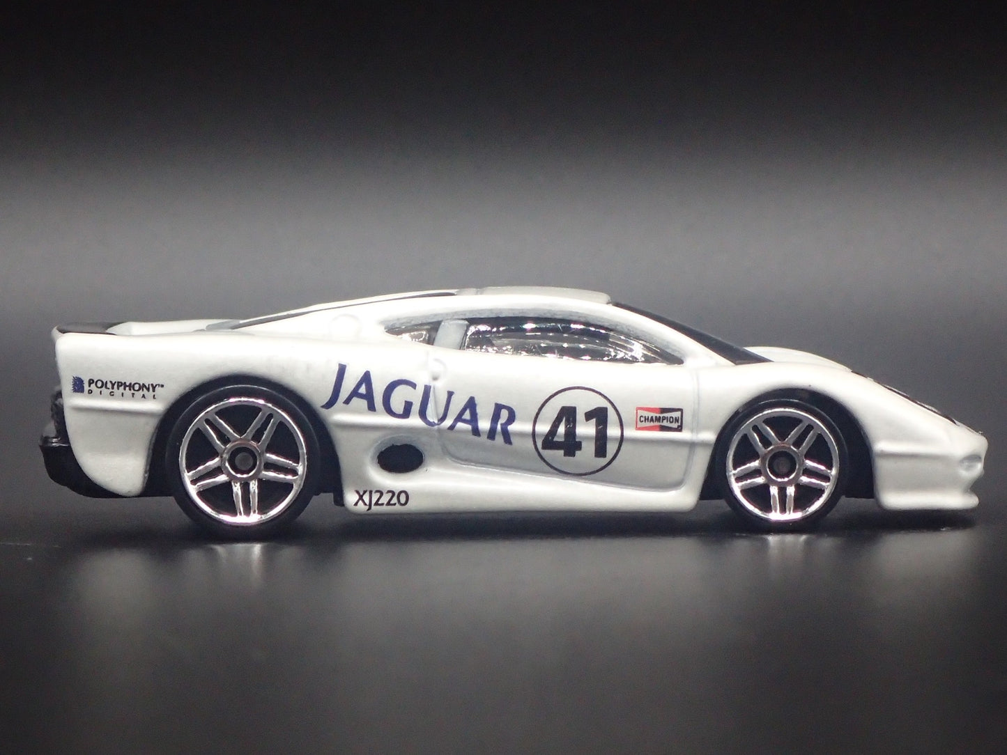 1992-1994 JAGUAR XJ220 GRAN TURISMO WHITE 1/64 SCALE DIORAMA DIECAST MODEL CAR