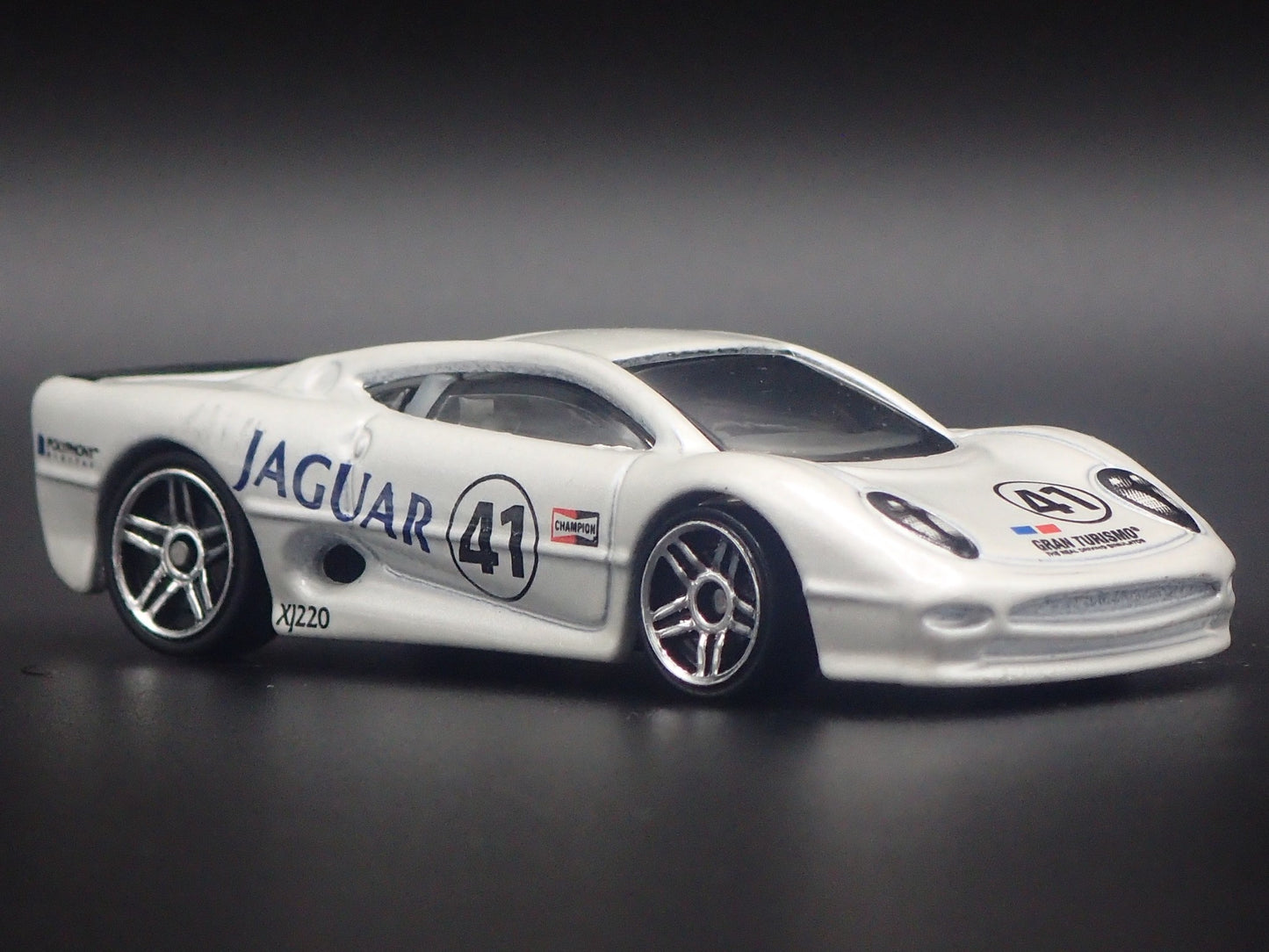 1992-1994 JAGUAR XJ220 GRAN TURISMO WHITE 1/64 SCALE DIORAMA DIECAST MODEL CAR