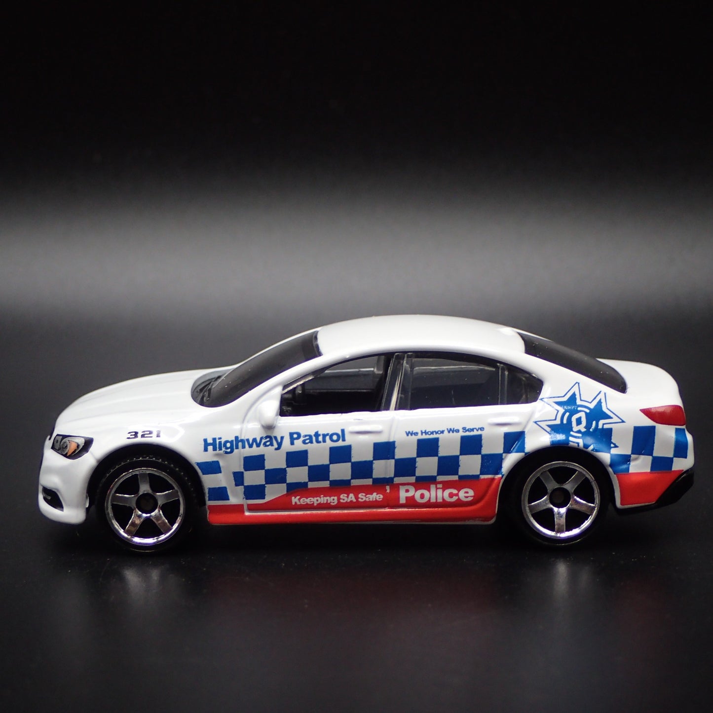 HOLDEN VF COMMODORE SSV HIGHWAY PATROL POLICE 1:64 SCALE DIECAST MODEL CAR