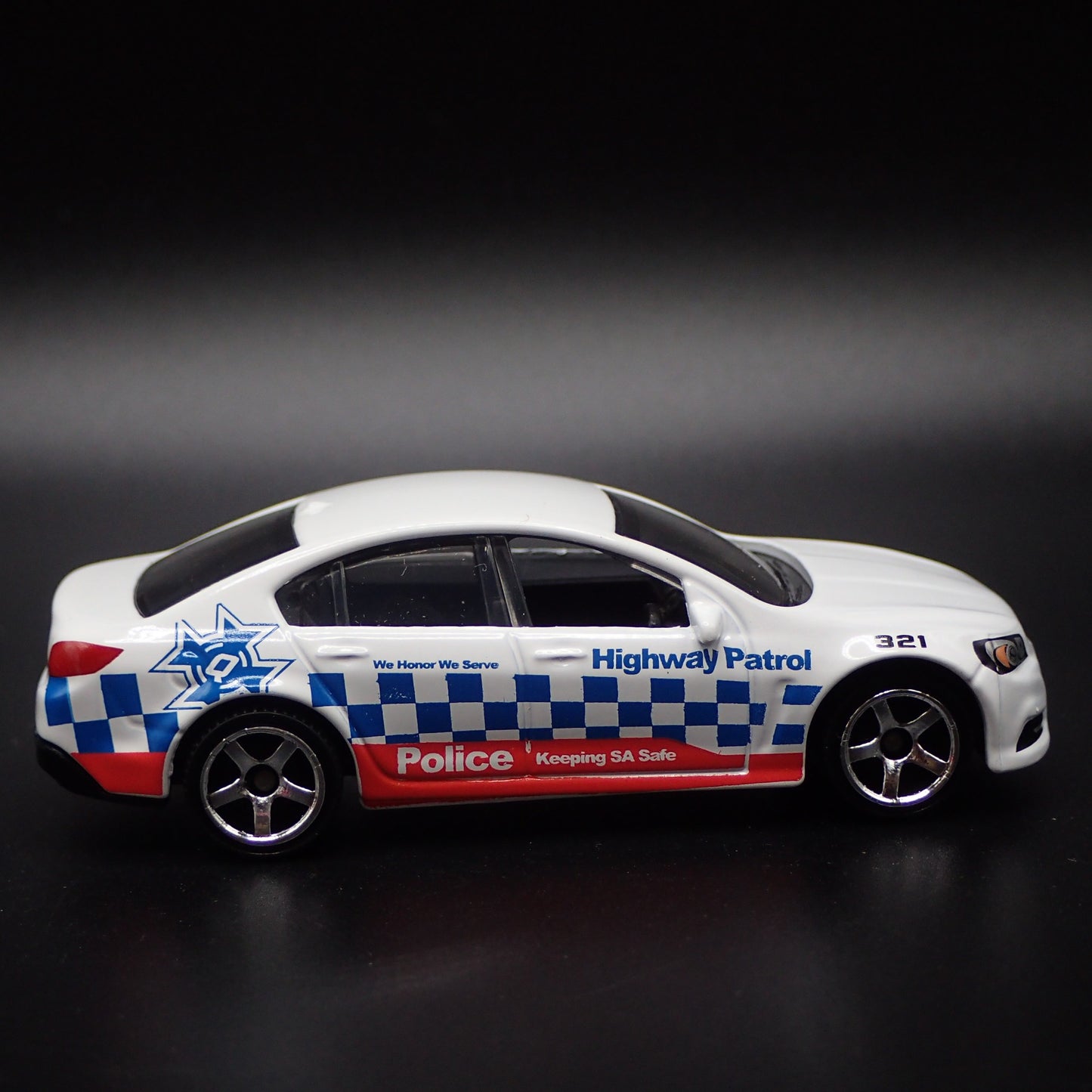 HOLDEN VF COMMODORE SSV HIGHWAY PATROL POLICE 1:64 SCALE DIECAST MODEL CAR