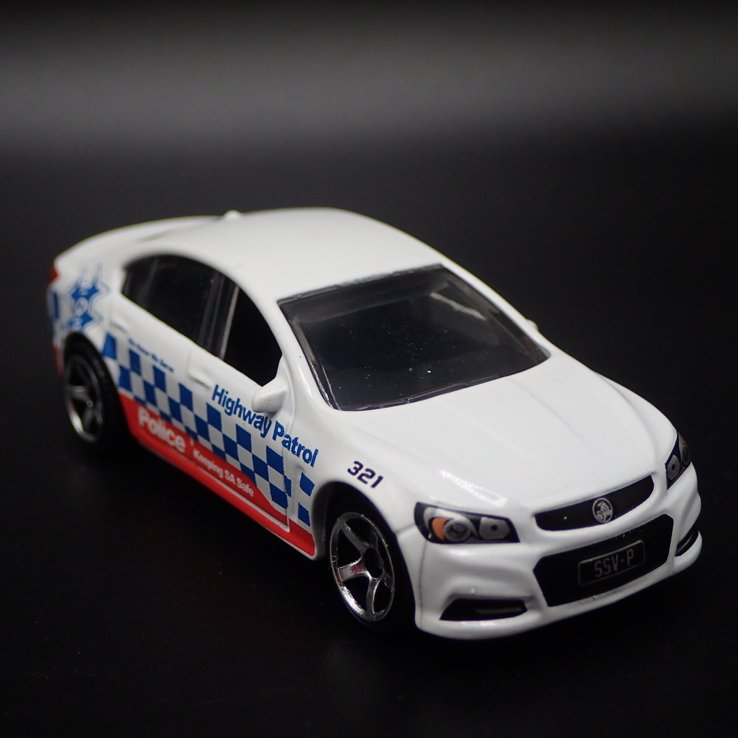 HOLDEN VF COMMODORE SSV HIGHWAY PATROL POLICE 1:64 SCALE DIECAST MODEL CAR