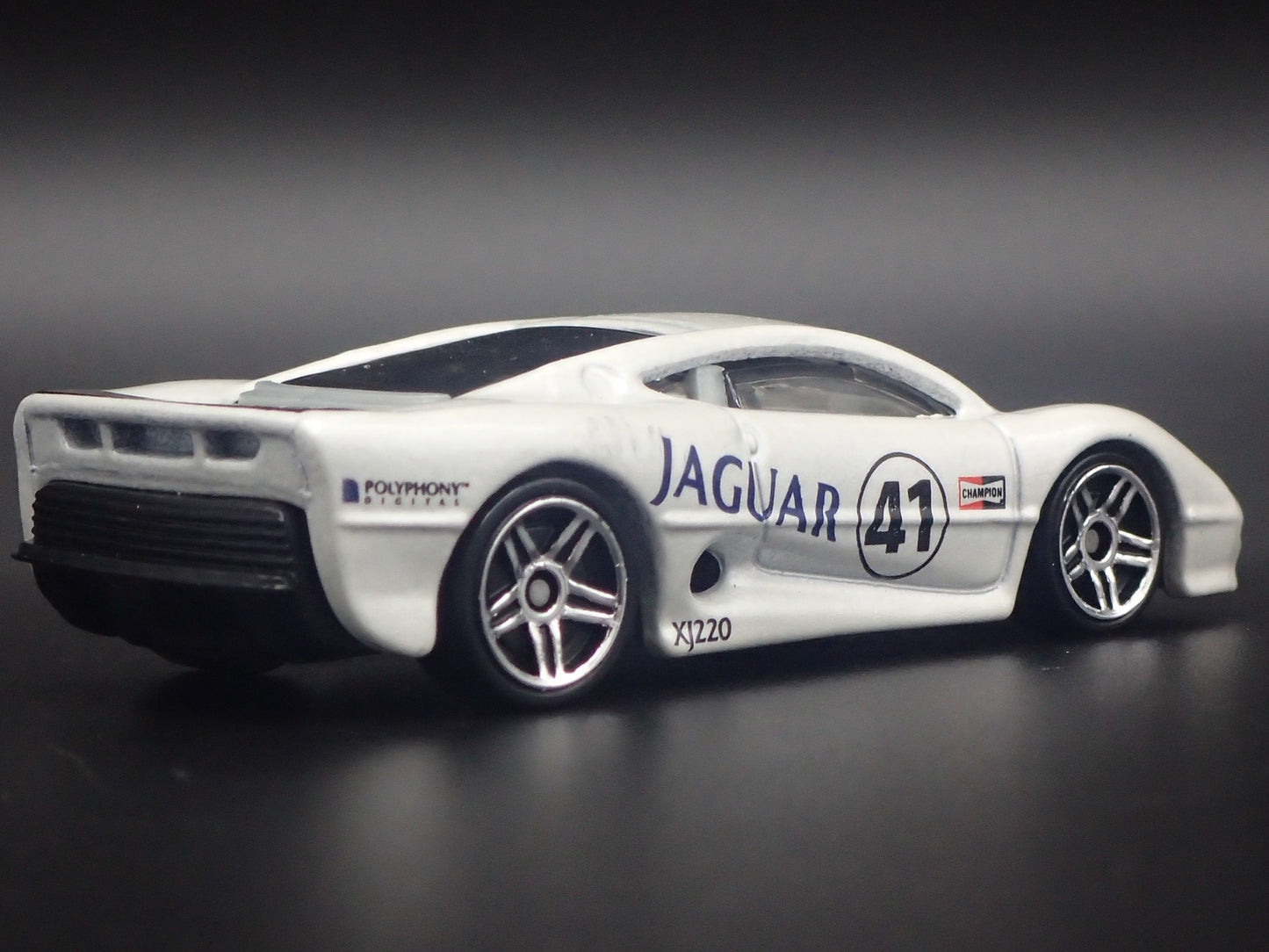 1992-1994 JAGUAR XJ220 GRAN TURISMO WHITE 1/64 SCALE DIORAMA DIECAST MODEL CAR