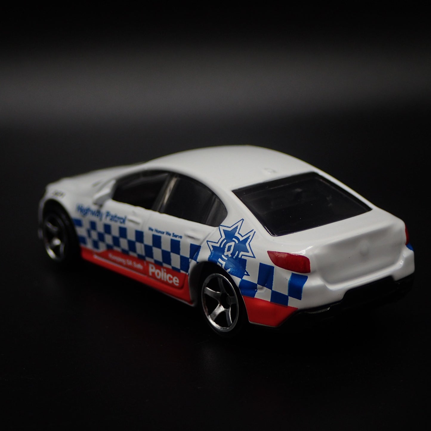 HOLDEN VF COMMODORE SSV HIGHWAY PATROL POLICE 1:64 SCALE DIECAST MODEL CAR