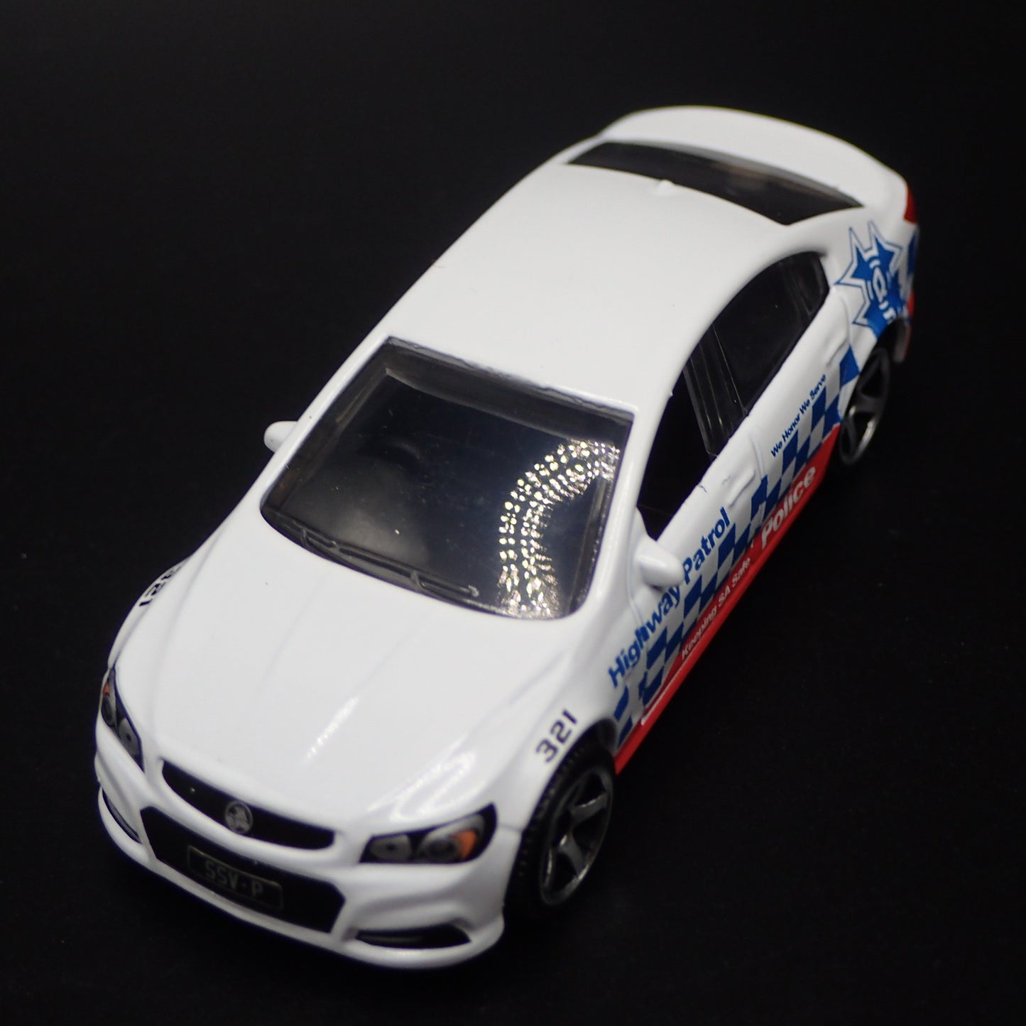 HOLDEN VF COMMODORE SSV HIGHWAY PATROL POLICE 1:64 SCALE DIECAST MODEL CAR
