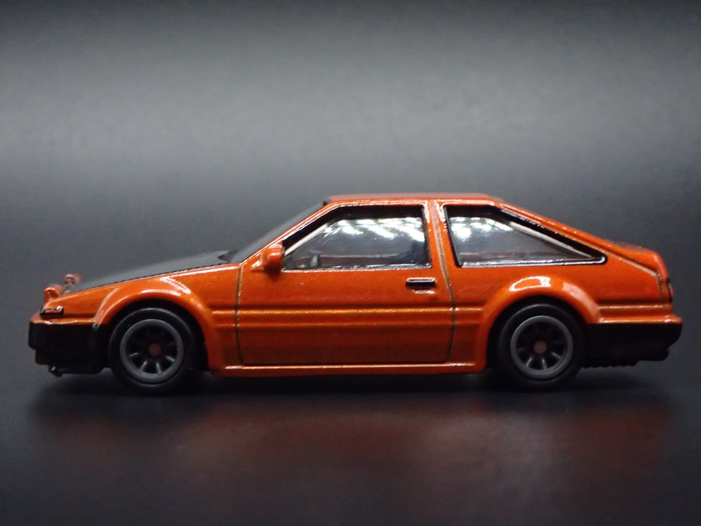 1983-1987 TOYOTA AE86 COROLLA ORANGE 1/64 SCALE DIORAMA DIECAST MODEL CAR
