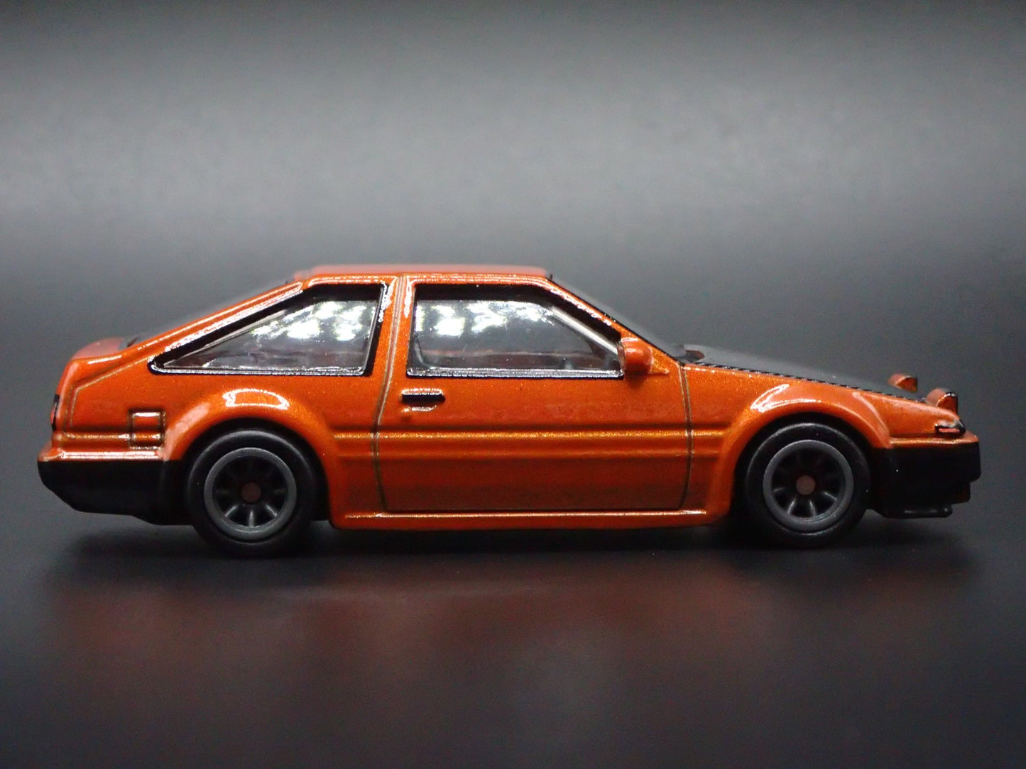 1983-1987 TOYOTA AE86 COROLLA ORANGE 1/64 SCALE DIORAMA DIECAST MODEL CAR