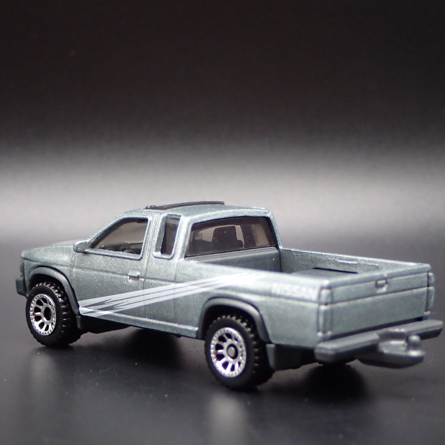 1995 95 NISSAN HARDBODY PICKUP TRUCK D21 W HITCH 1:64 SCALE DIECAST MODEL CAR