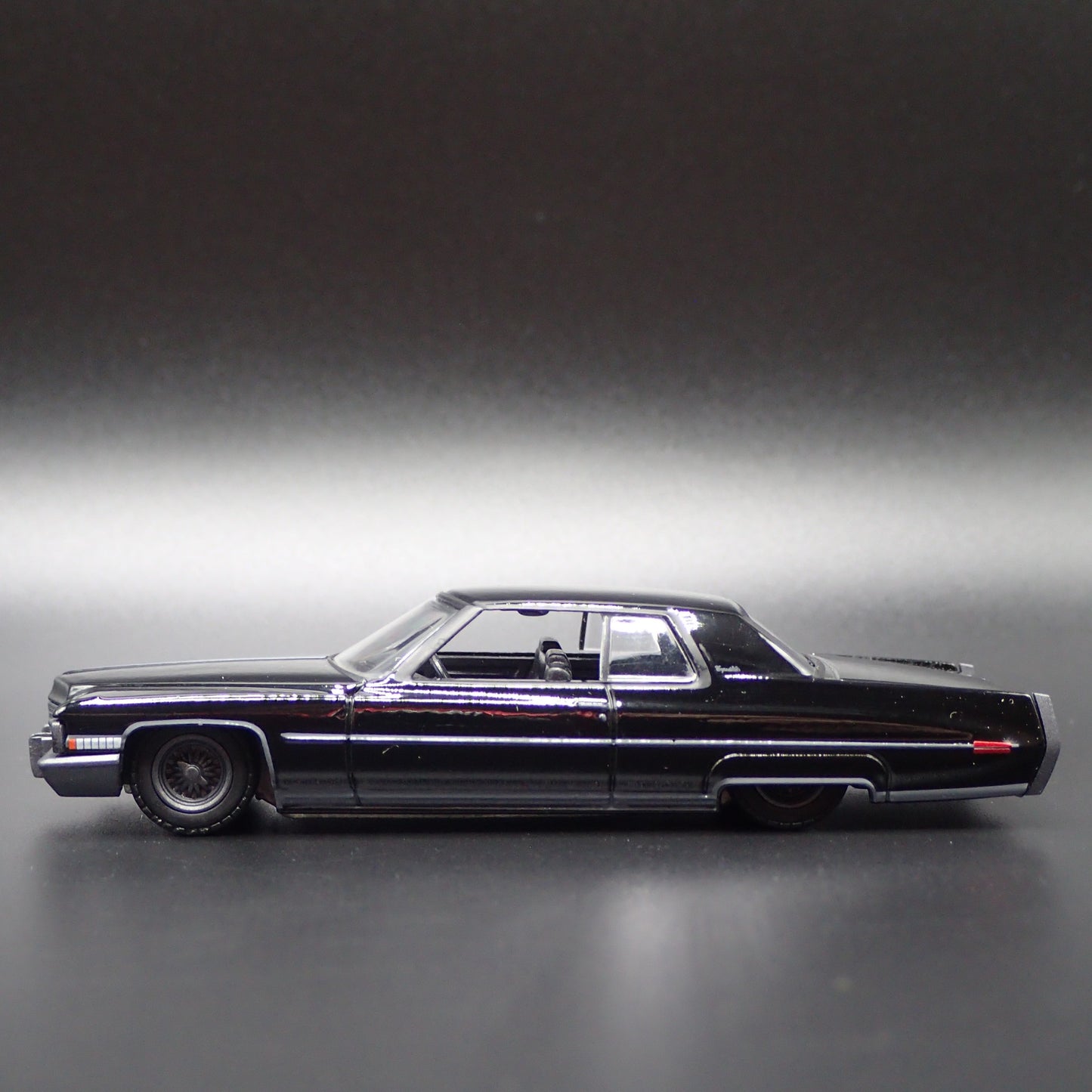 1971 71 CADILLAC CADDY COUPE DEVILLE 2 DOOR 1:64 SCALE DIORAMA DIECAST MODEL CAR
